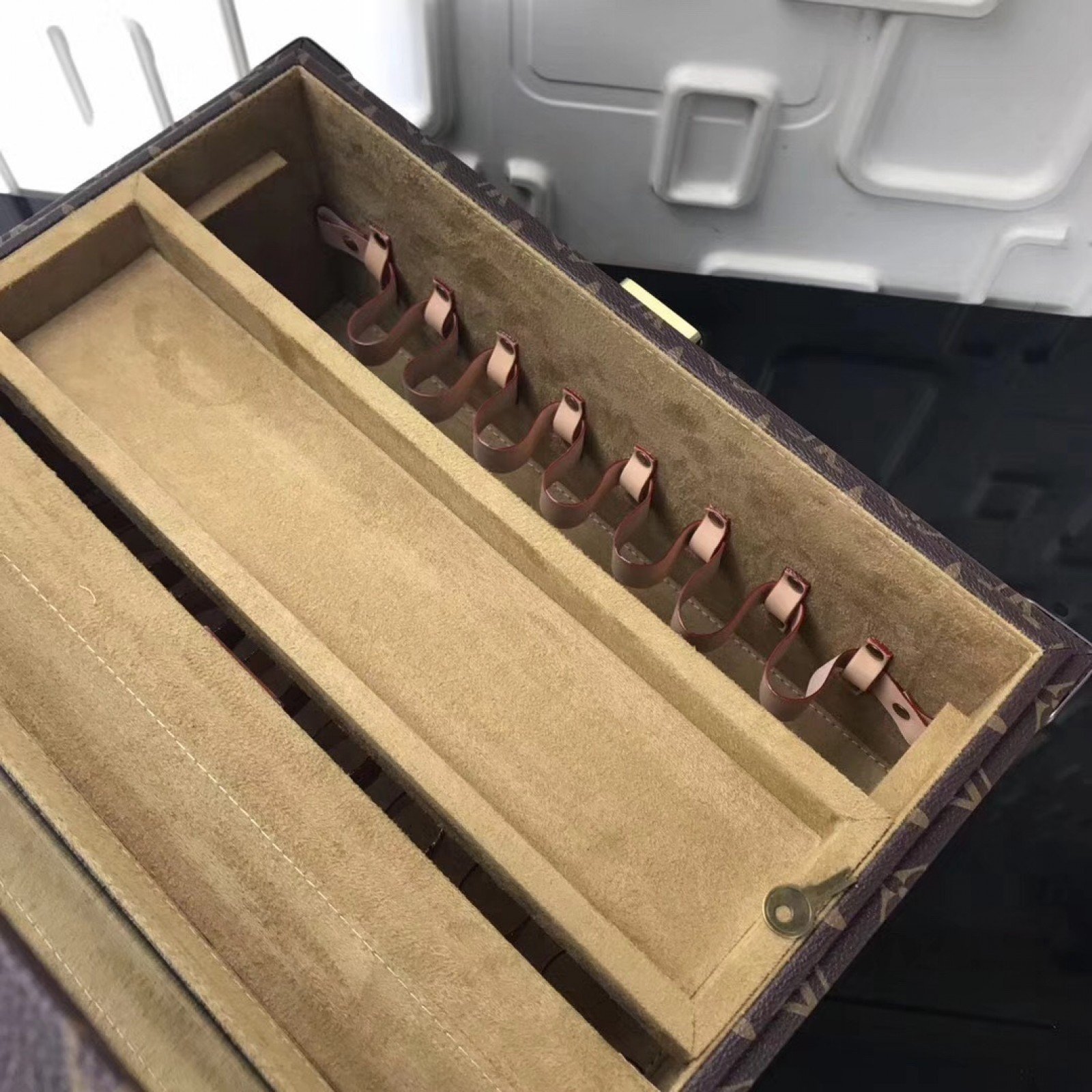 LV Cosmetics Case M21221
