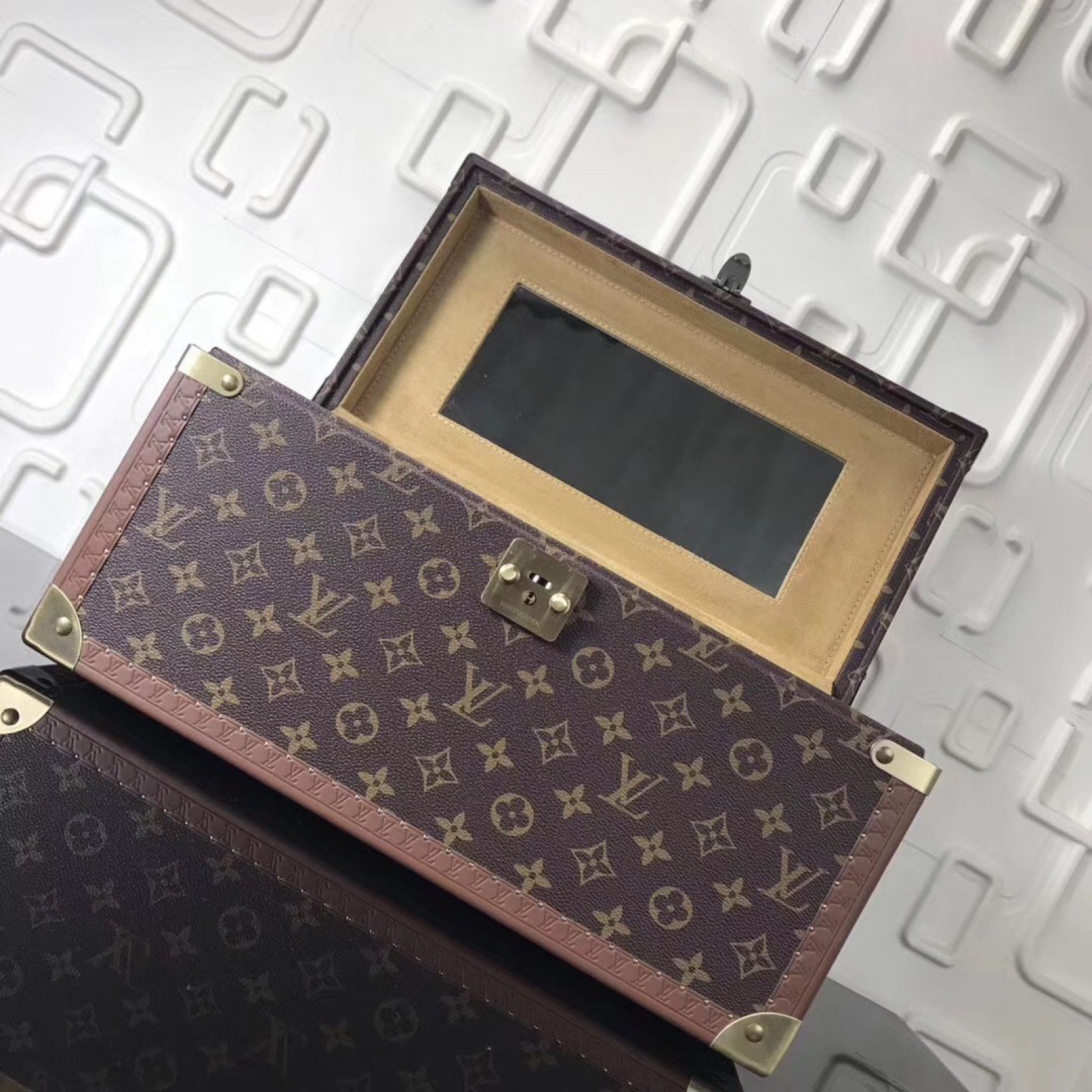LV Cosmetics Case M21221