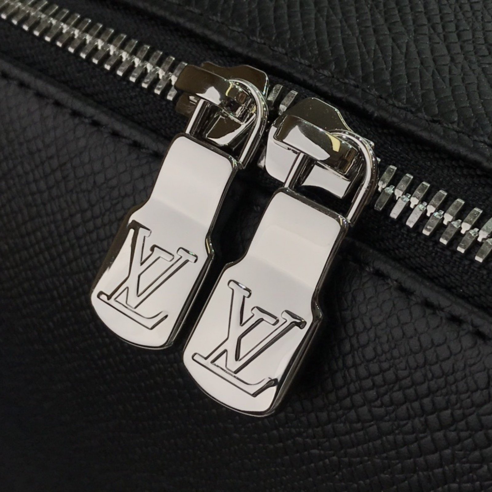 LV DISCOVERY BACKPACK M30735