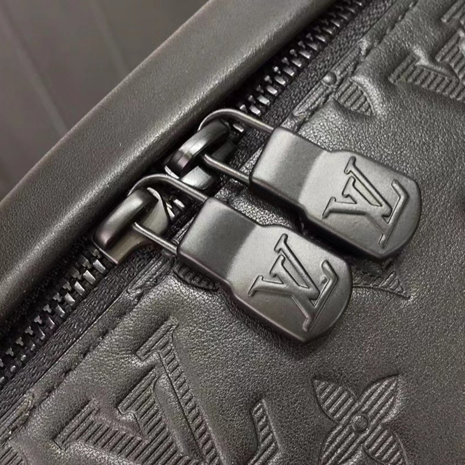 LV DISCOVERY BUMBAG M44388