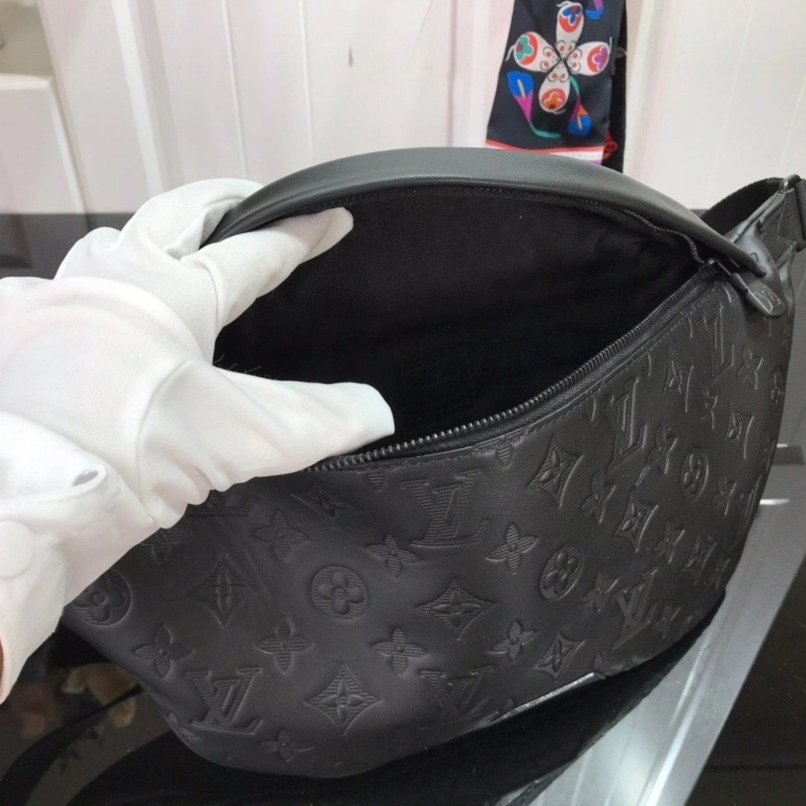 LV DISCOVERY BUMBAG M44388