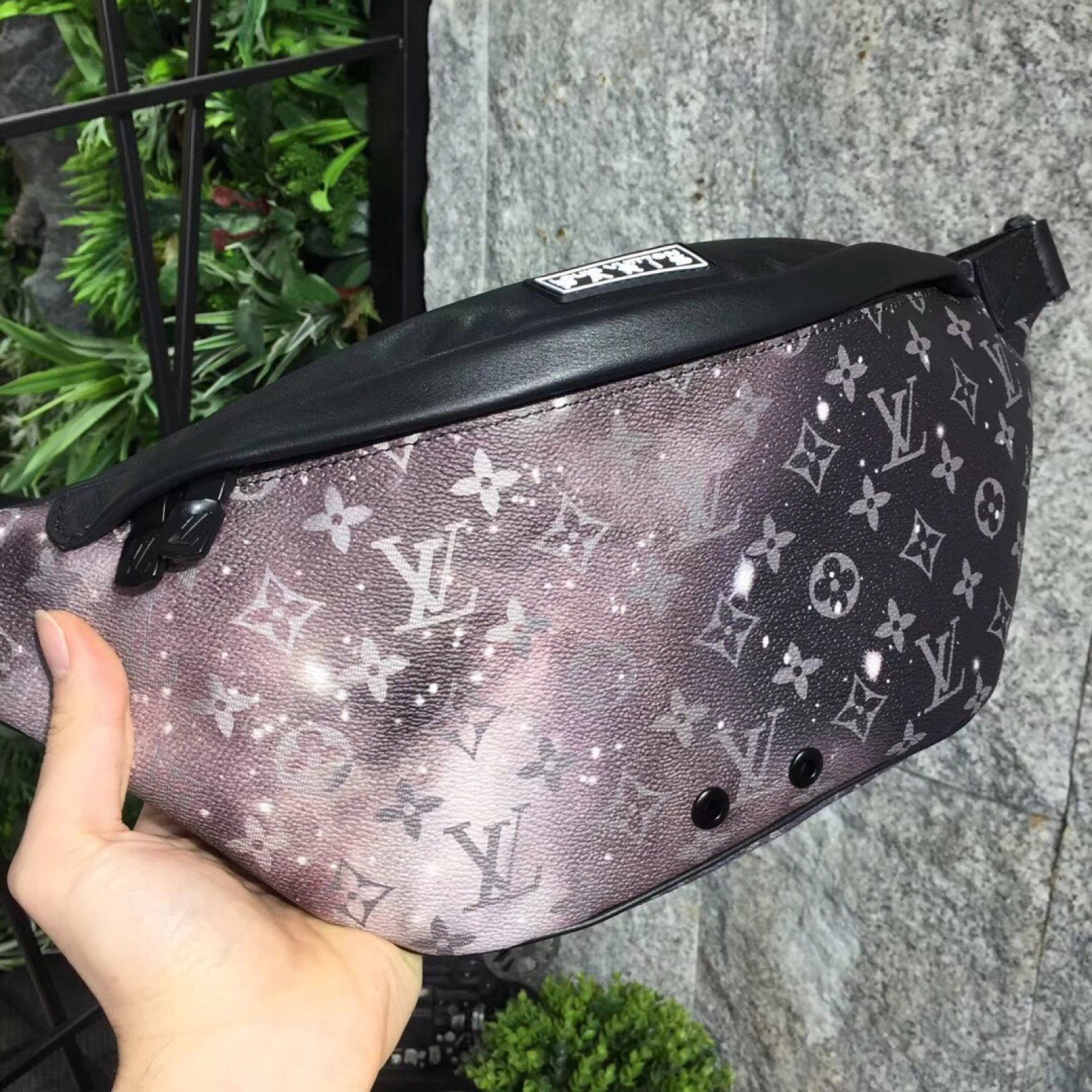 LV DISCOVERY BUMBAG M44444