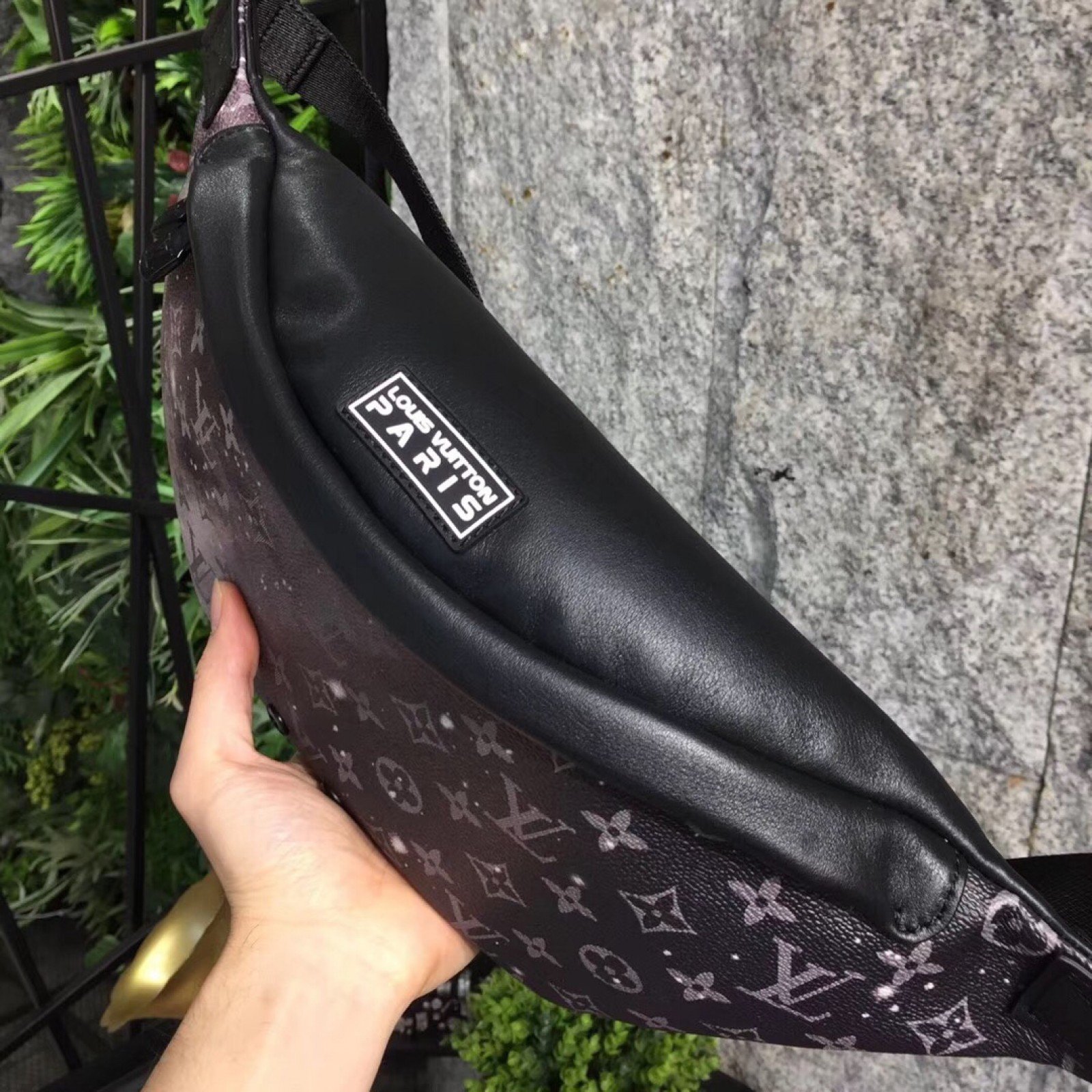 LV DISCOVERY BUMBAG M44444