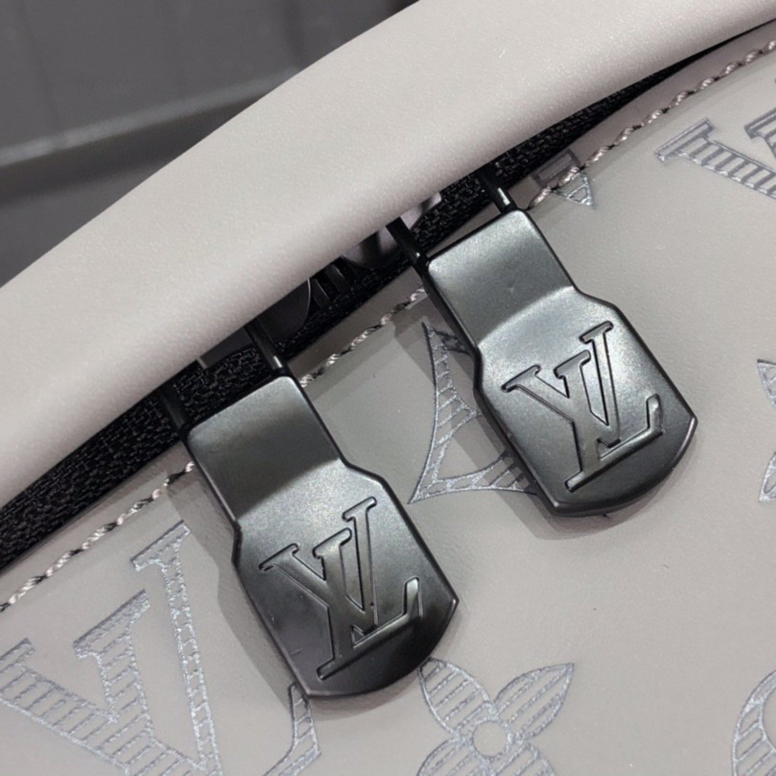 LV DISCOVERY BUMBAG M46108