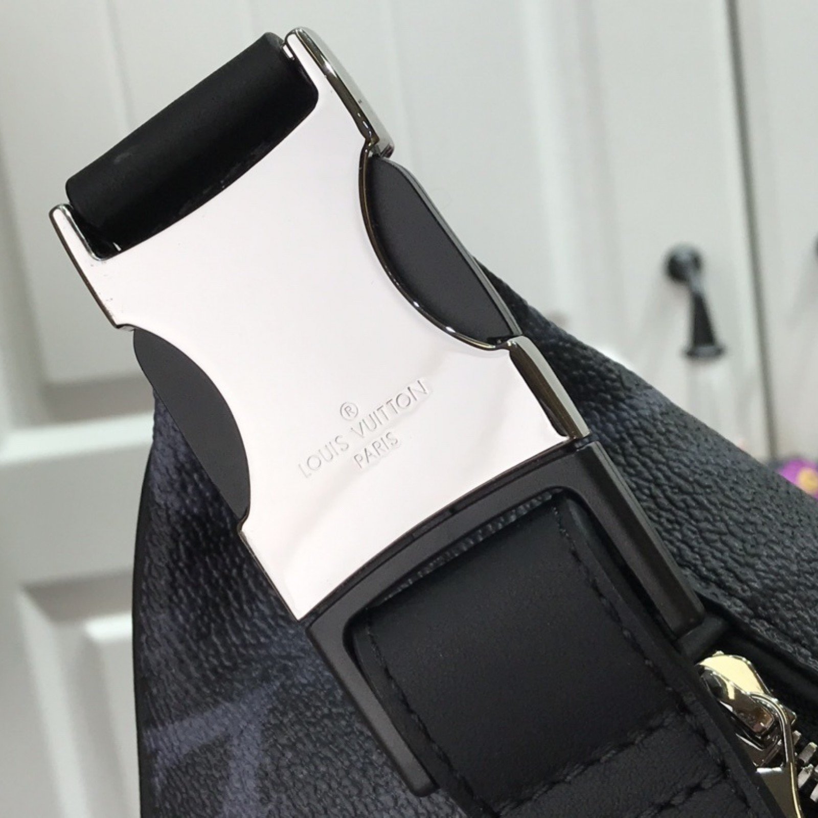 LV DISCOVERY BUMBAG M57276