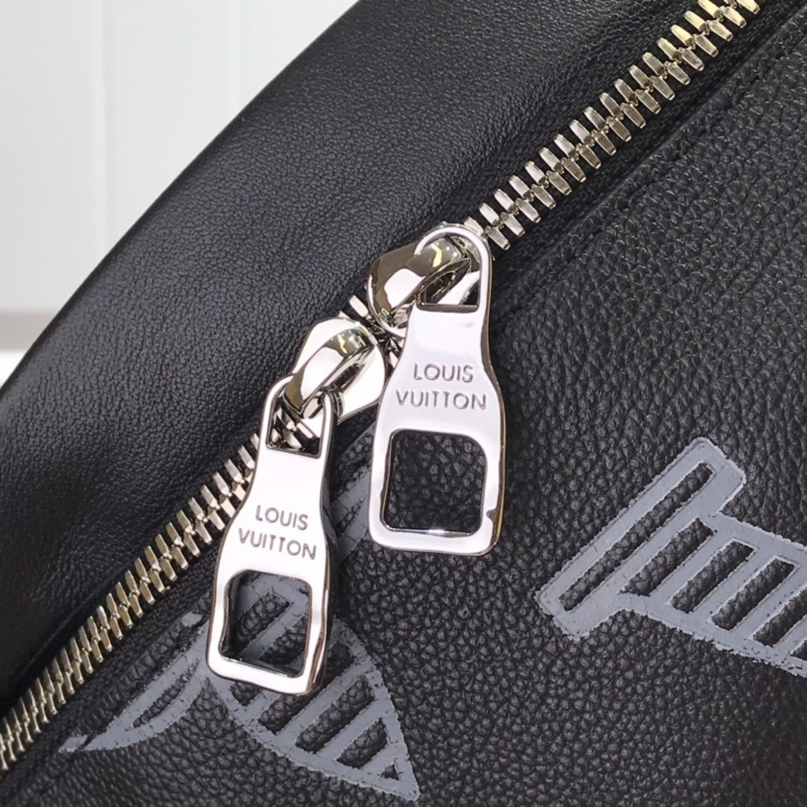 LV DISCOVERY BUMBAG M57289