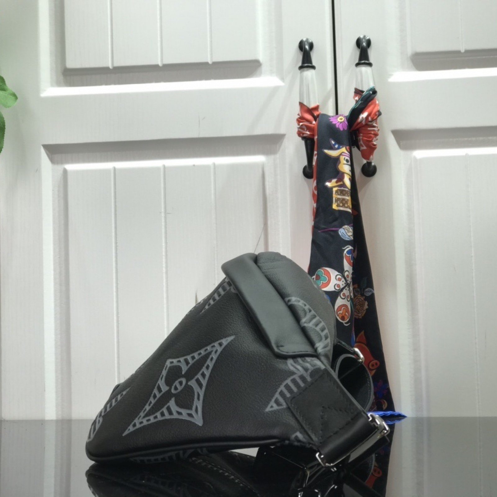 LV DISCOVERY BUMBAG M57289
