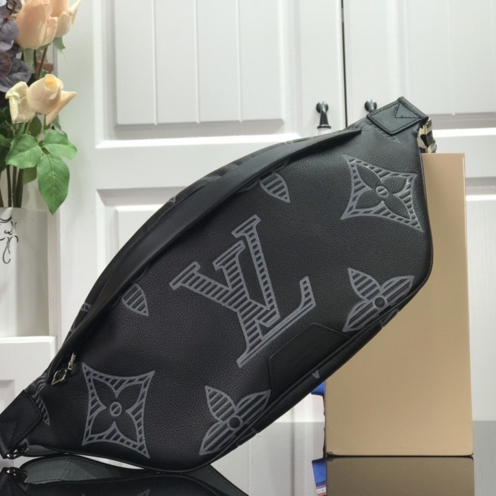 LV DISCOVERY BUMBAG M57289