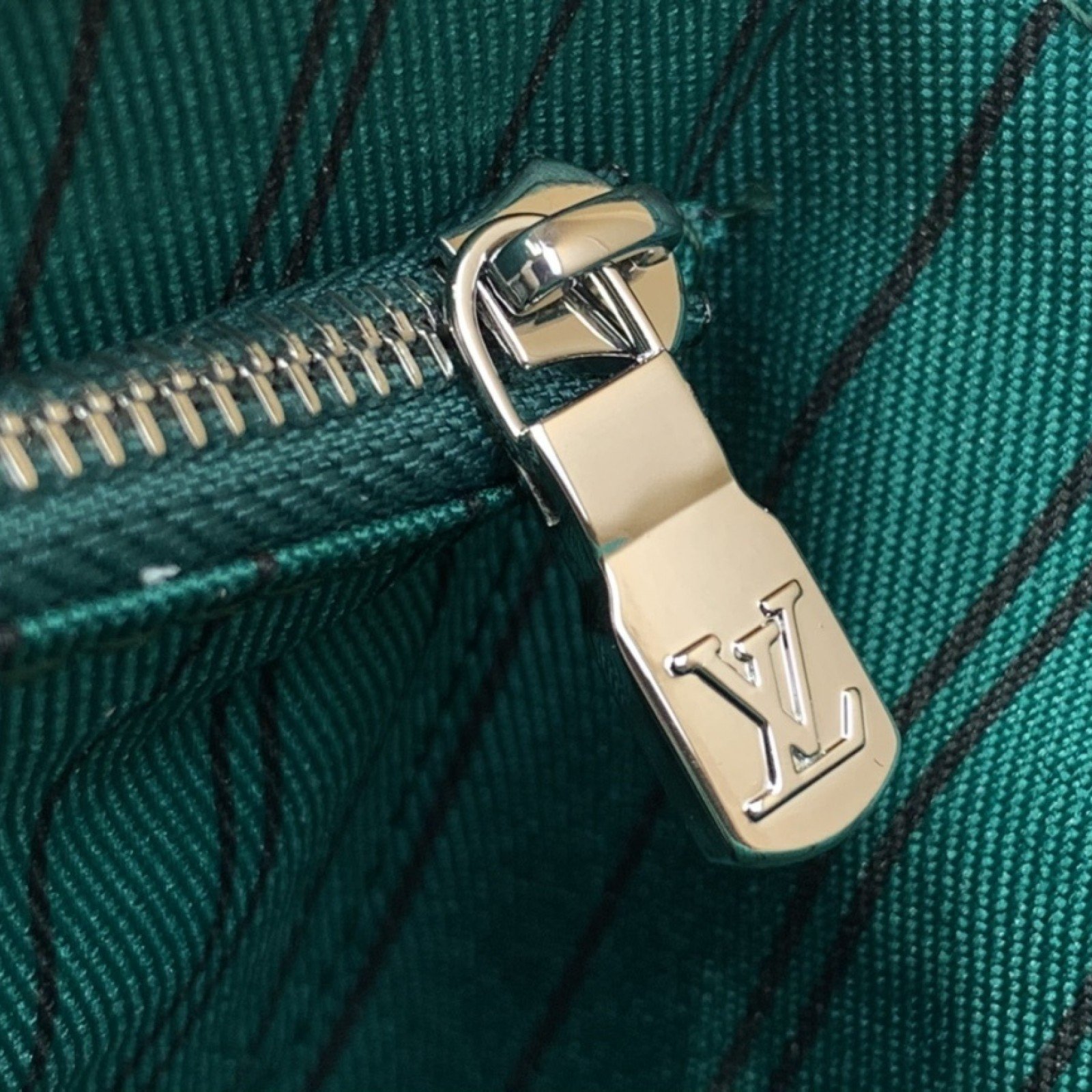 LV DOPP KIT   m12639