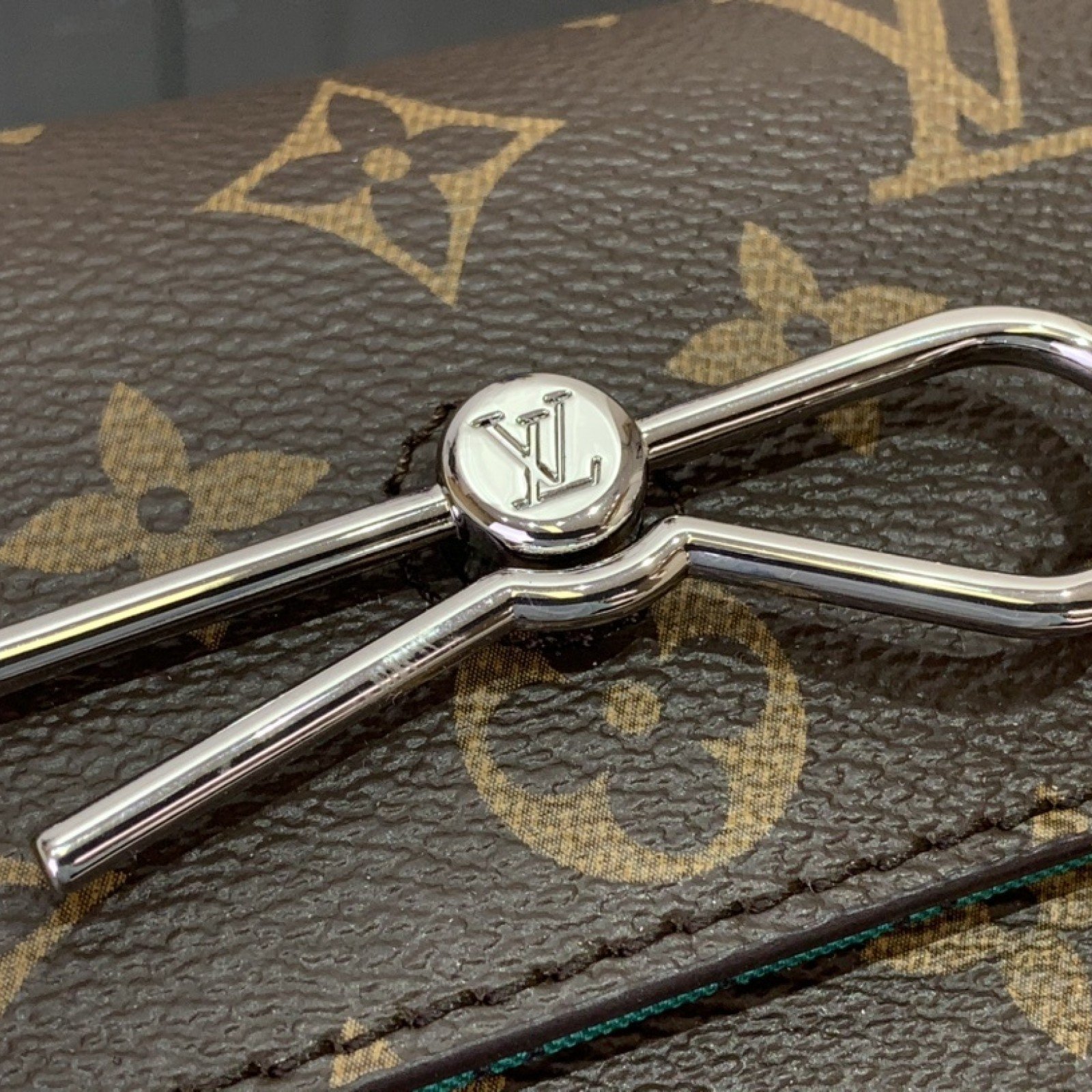 LV DOPP KIT   m12639