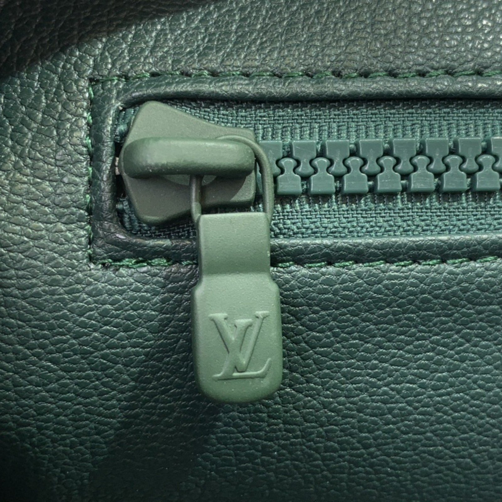 LV DOPP KIT  m24442
