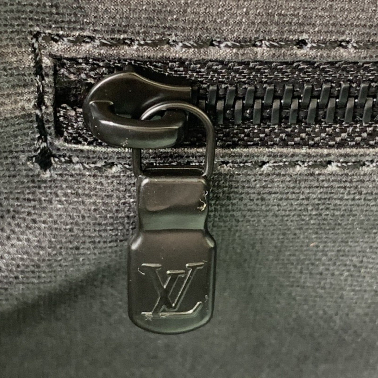 LV DOPP KIT TOILET POUCH M46253