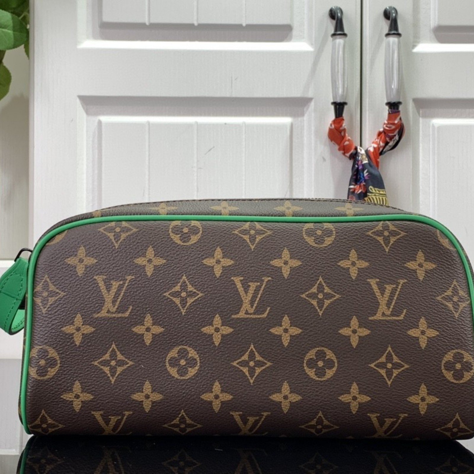 LV DOPP KIT TOILET POUCH M46253