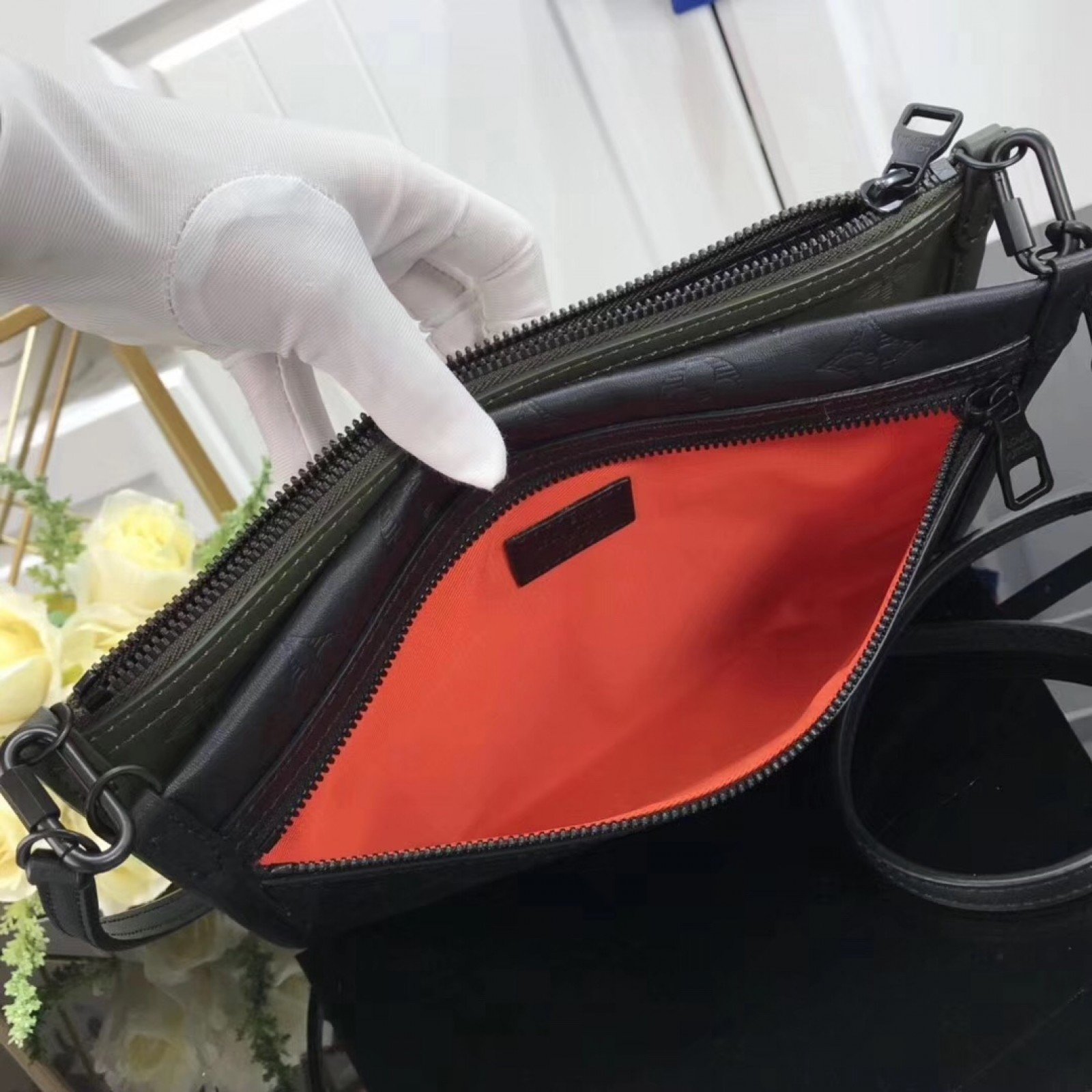 LV DOUBLE FLAT MESSENGER M44635