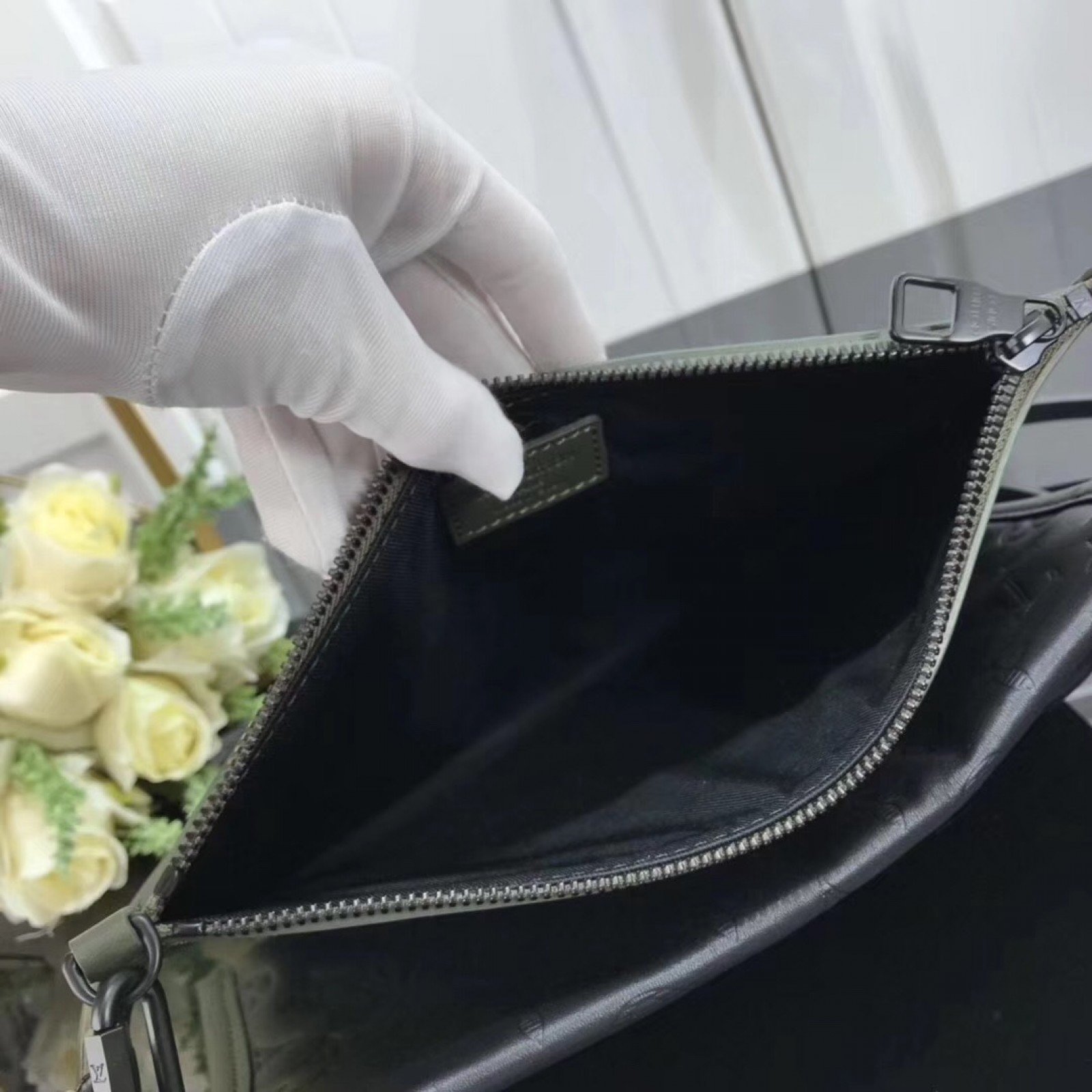 LV DOUBLE FLAT MESSENGER M44635