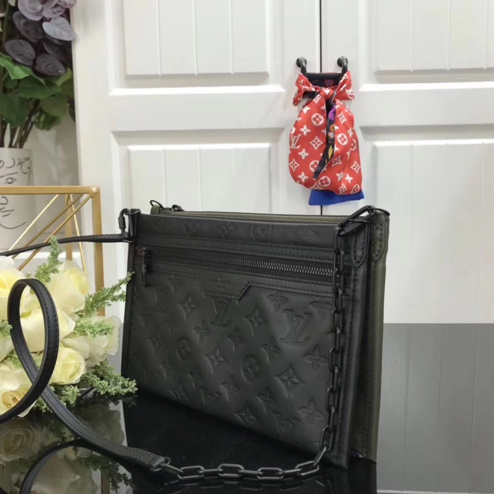 LV DOUBLE FLAT MESSENGER M44635