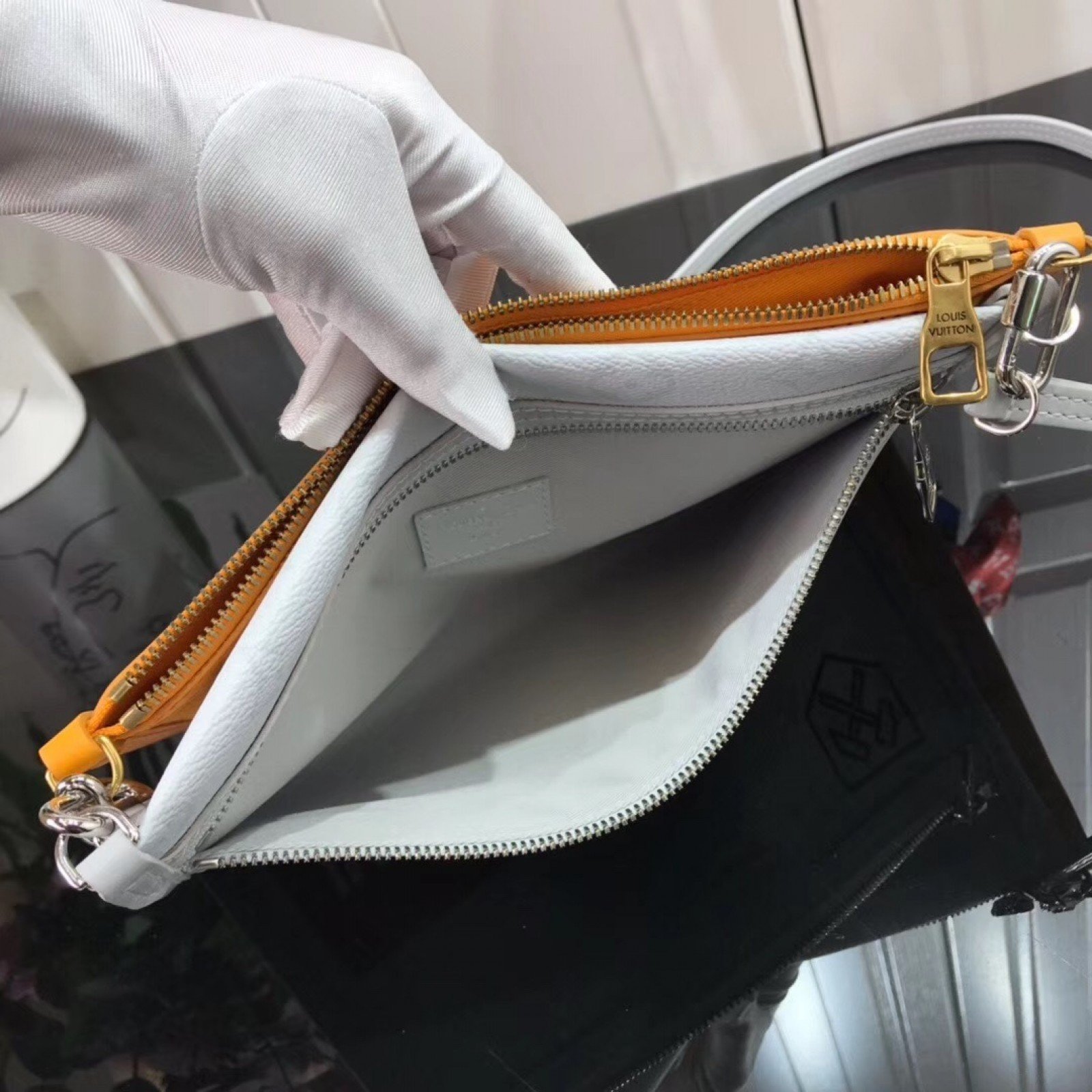 LV DOUBLE FLAT MESSENGER M44641