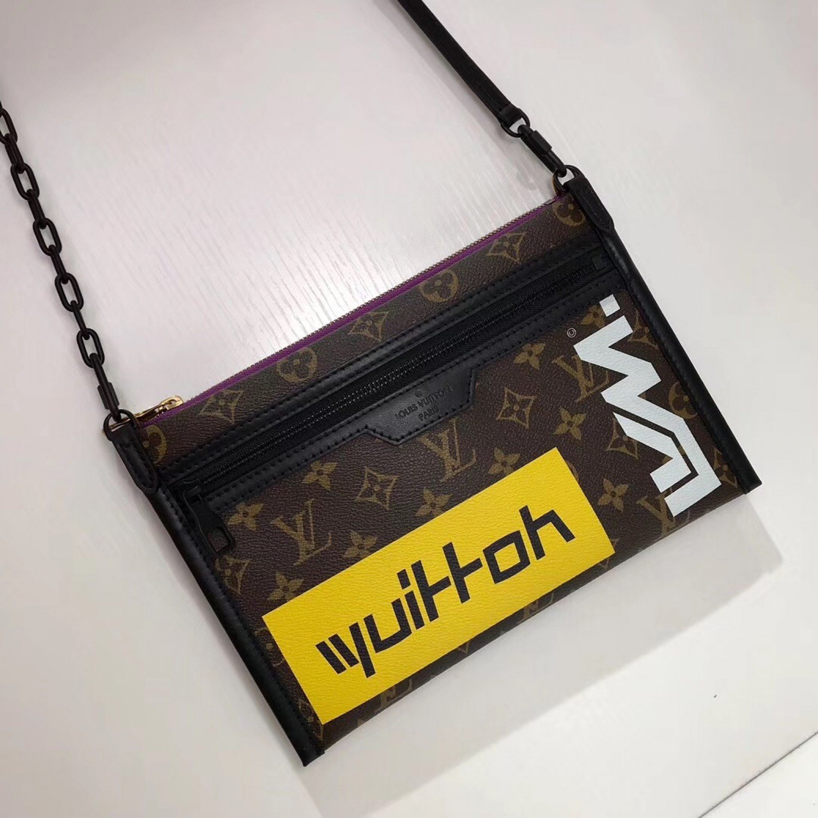 LV DOUBLE FLAT MESSENGER M44641