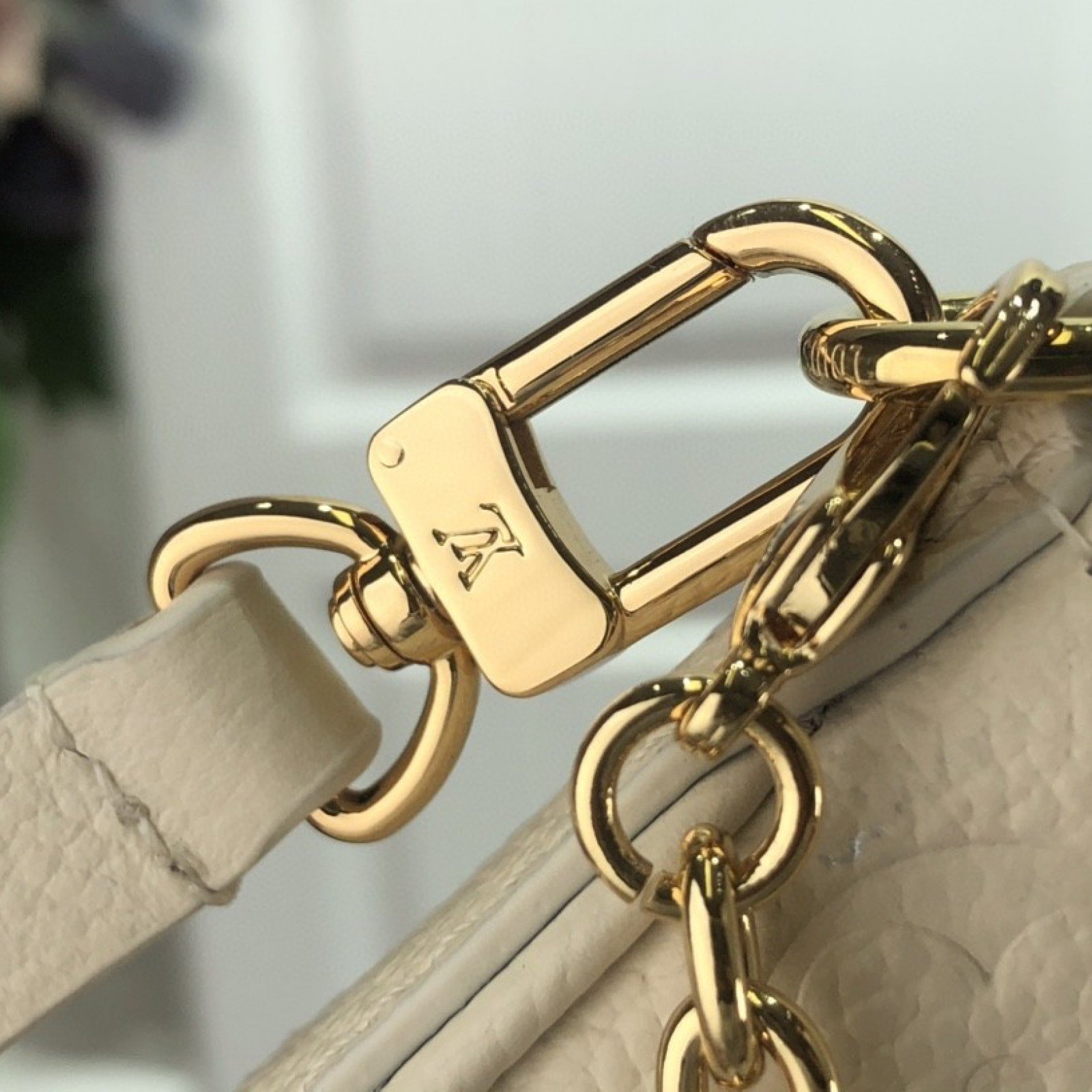 LV EASY POUCH ON STRAP M80349