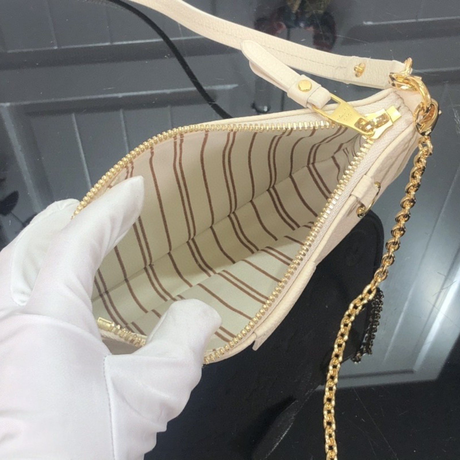 LV EASY POUCH ON STRAP M80349