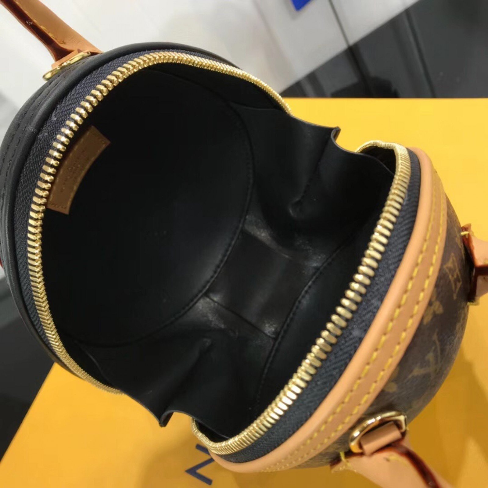 LV EGG BAG M44587