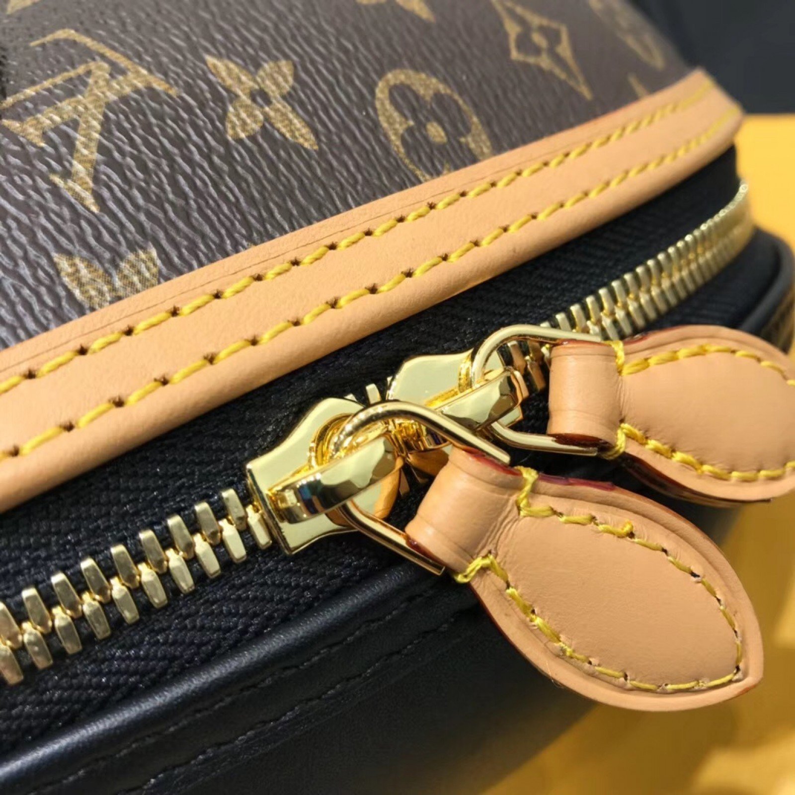LV EGG BAG M44587