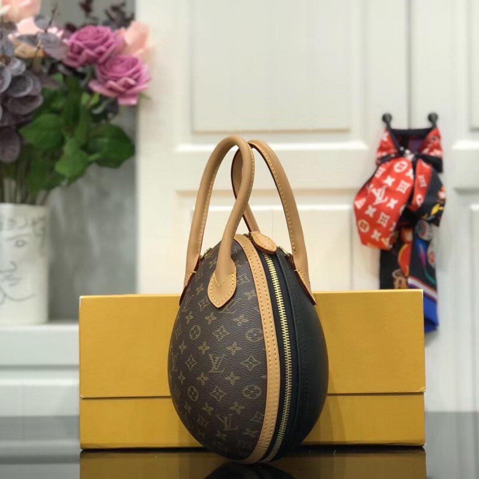 LV EGG BAG M44587