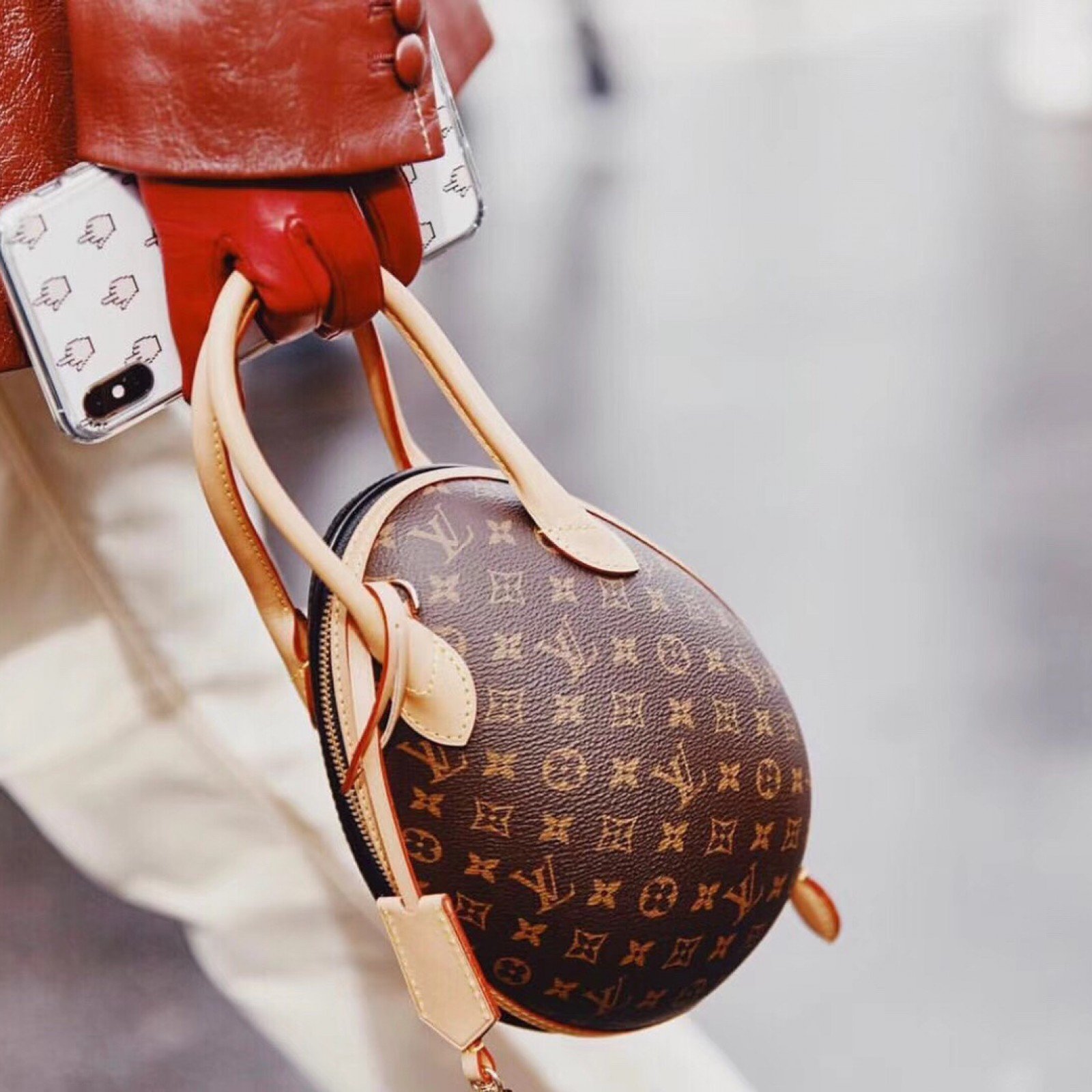 LV EGG BAG M44587