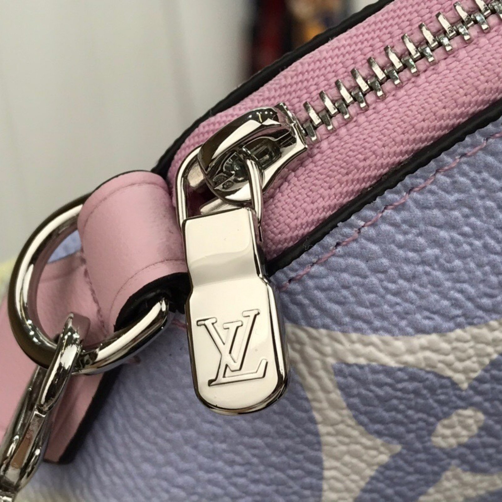 LV ESCALE COSMETIC POUCH GM M47353EC