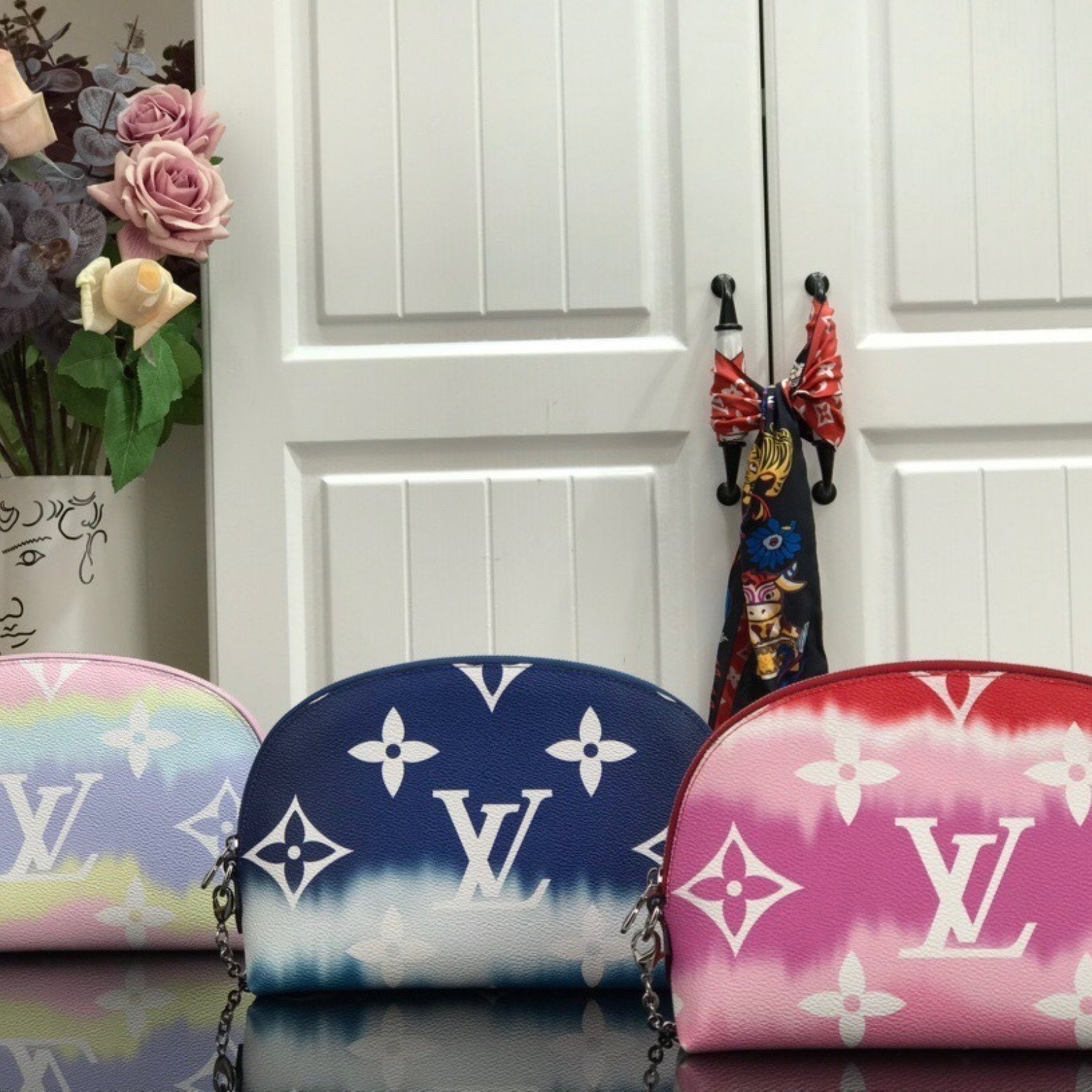 LV ESCALE COSMETIC POUCH GM M47353EC