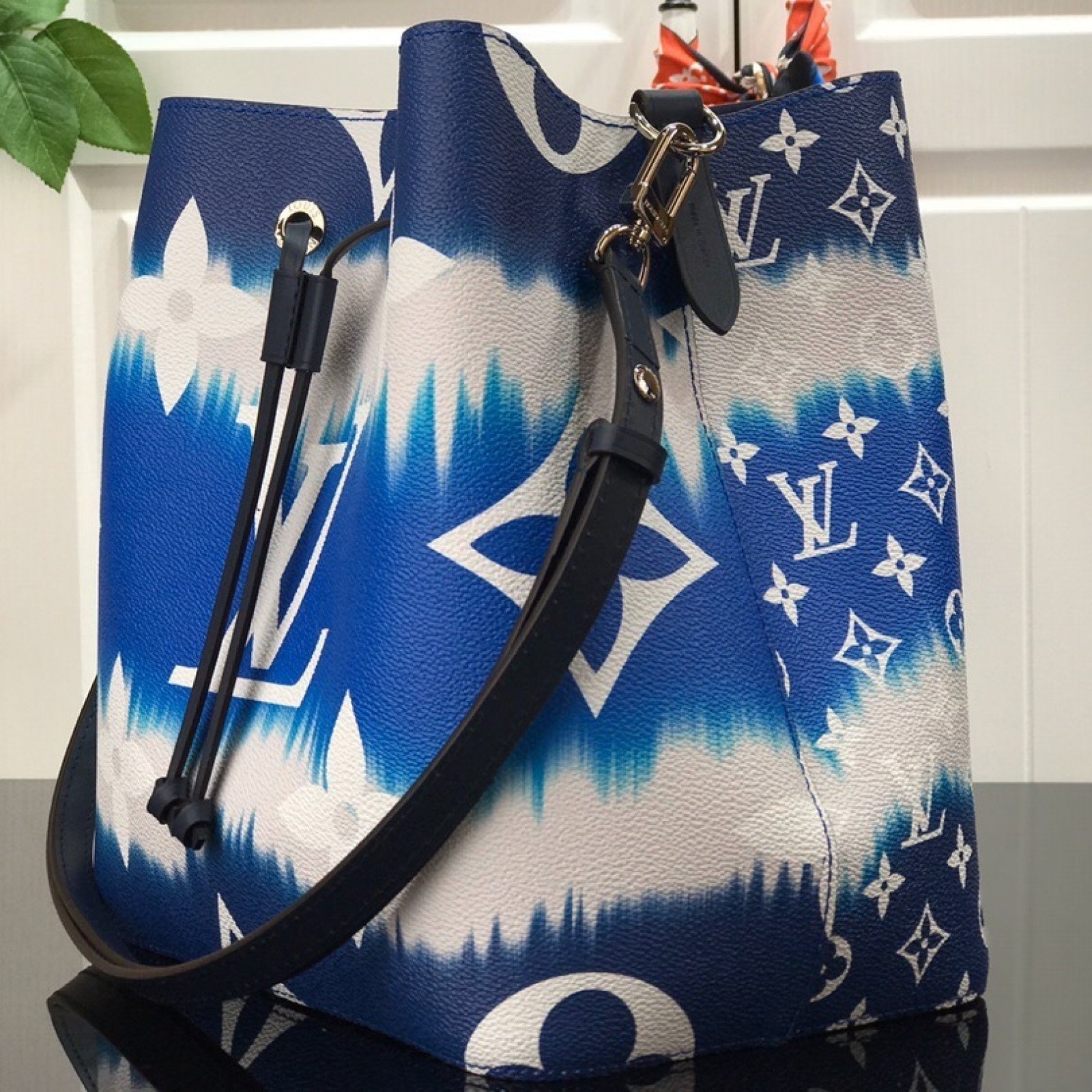 LV ESCALE NEONOE MM M45126