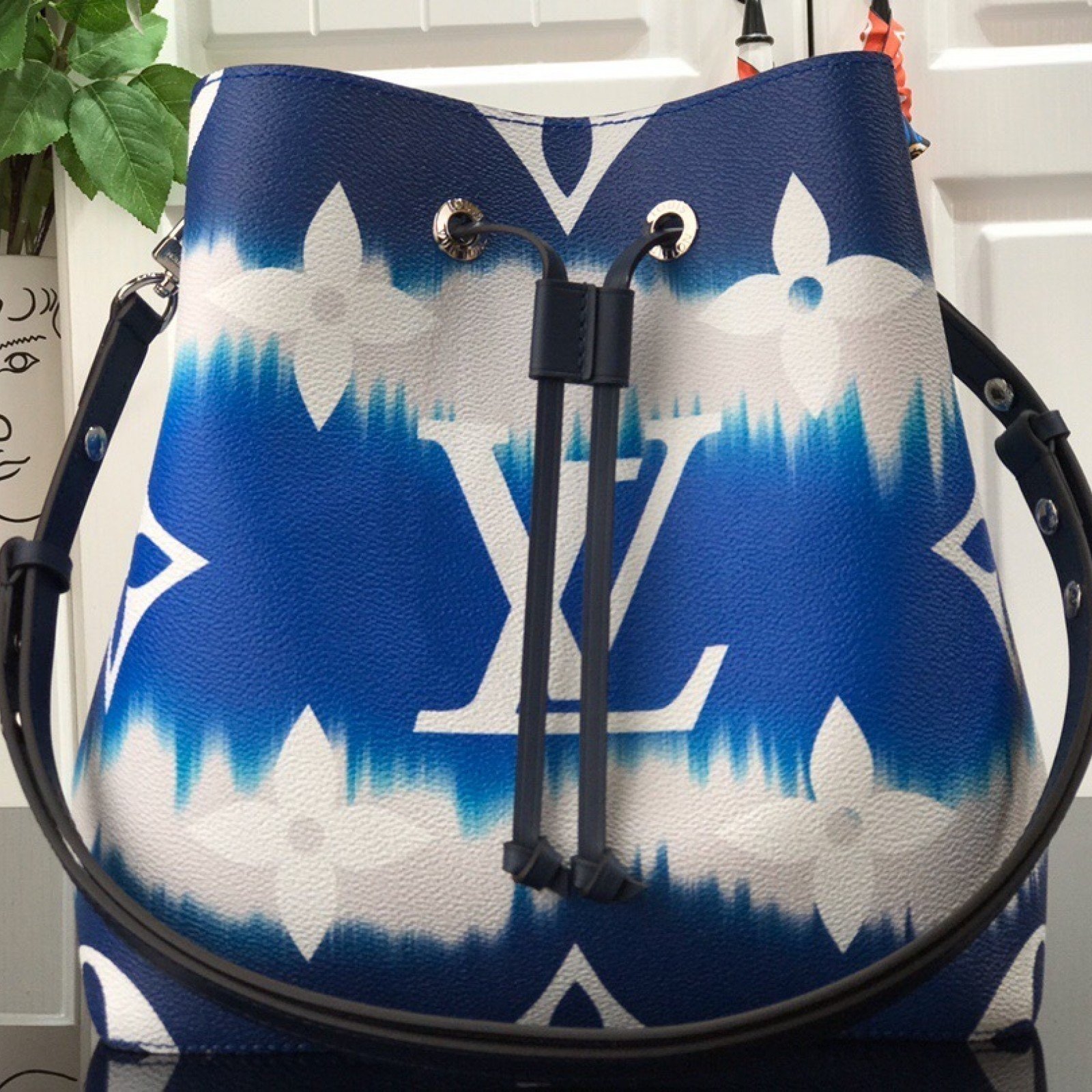 LV ESCALE NEONOE MM M45126