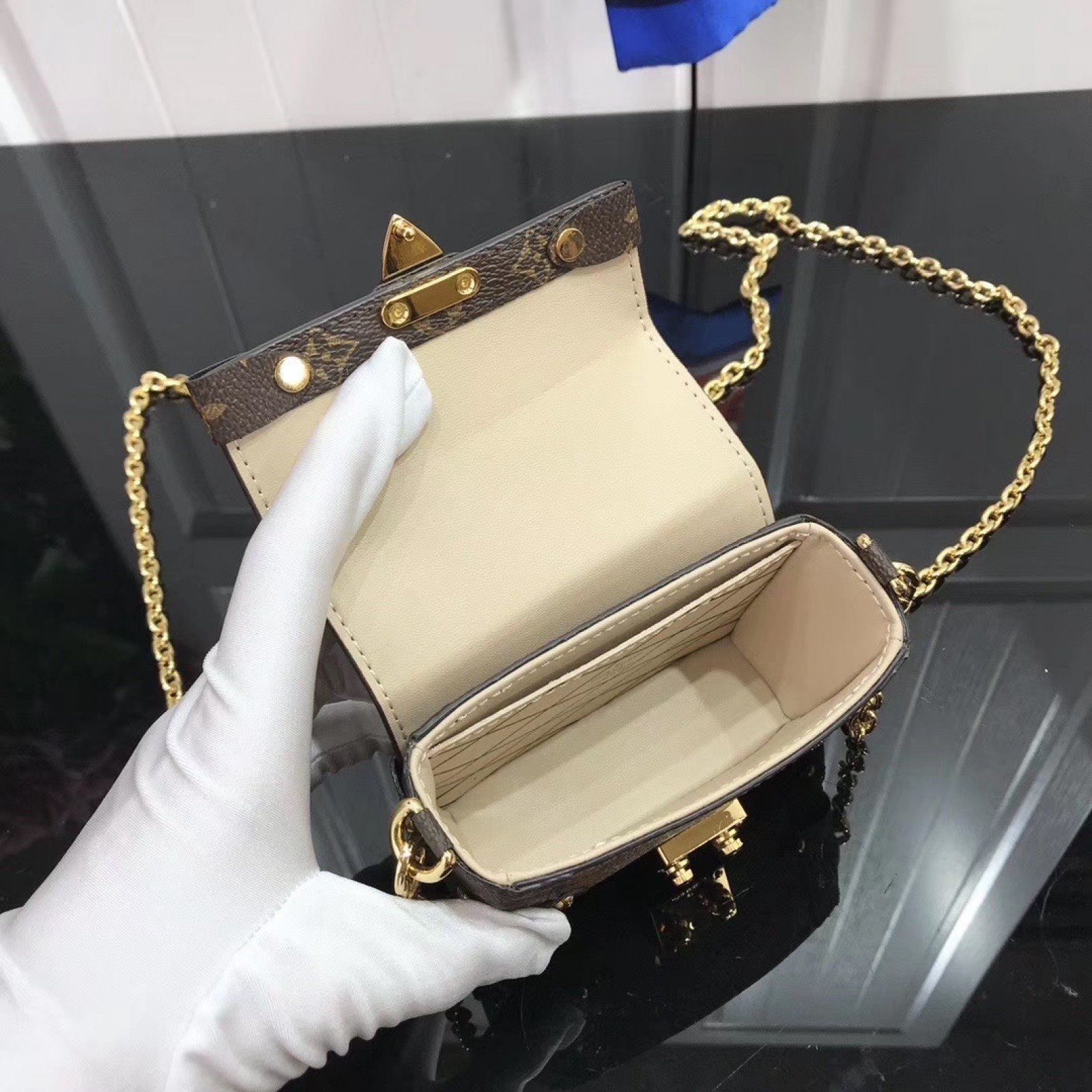 LV ESSENTIAL TRUNK M68566
