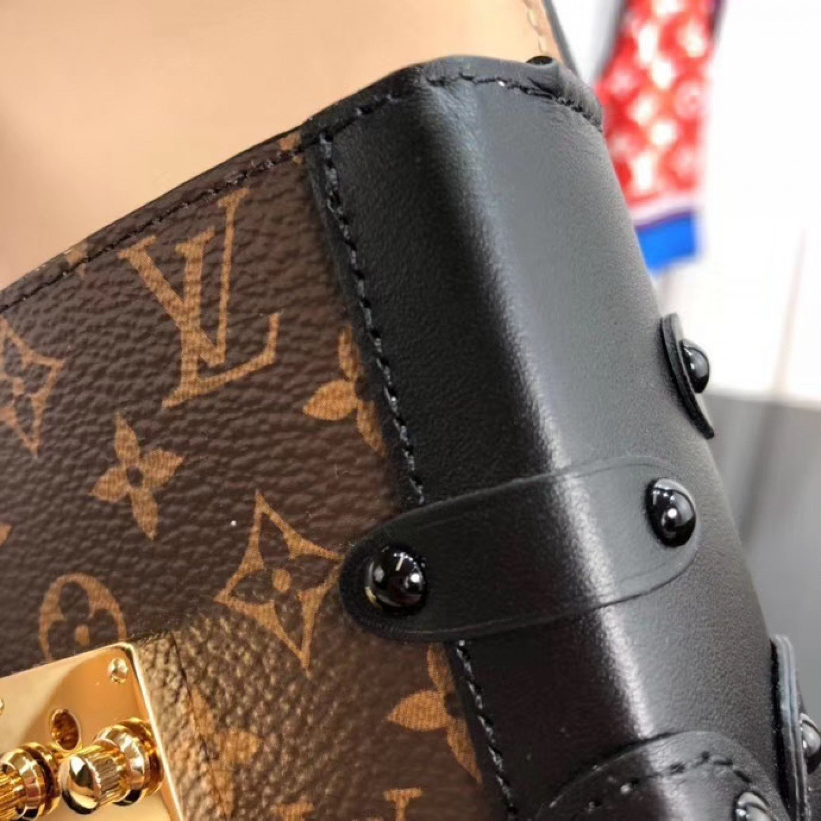 LV ESSENTIAL TRUNK M68566