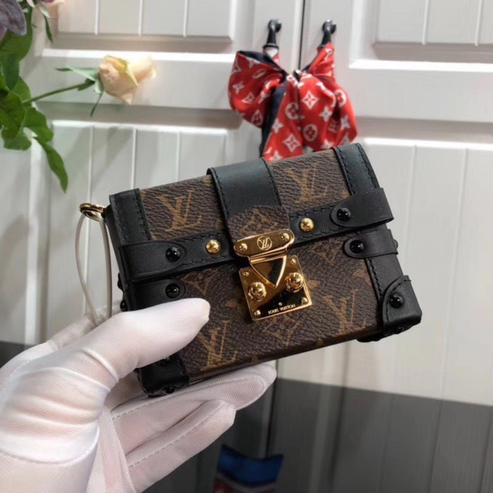 LV ESSENTIAL TRUNK M68566