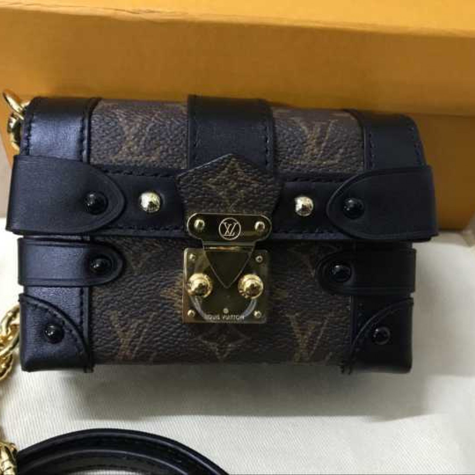LV ESSENTIAL TRUNK M68566