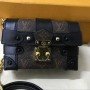 LV ESSENTIAL TRUNK M68566