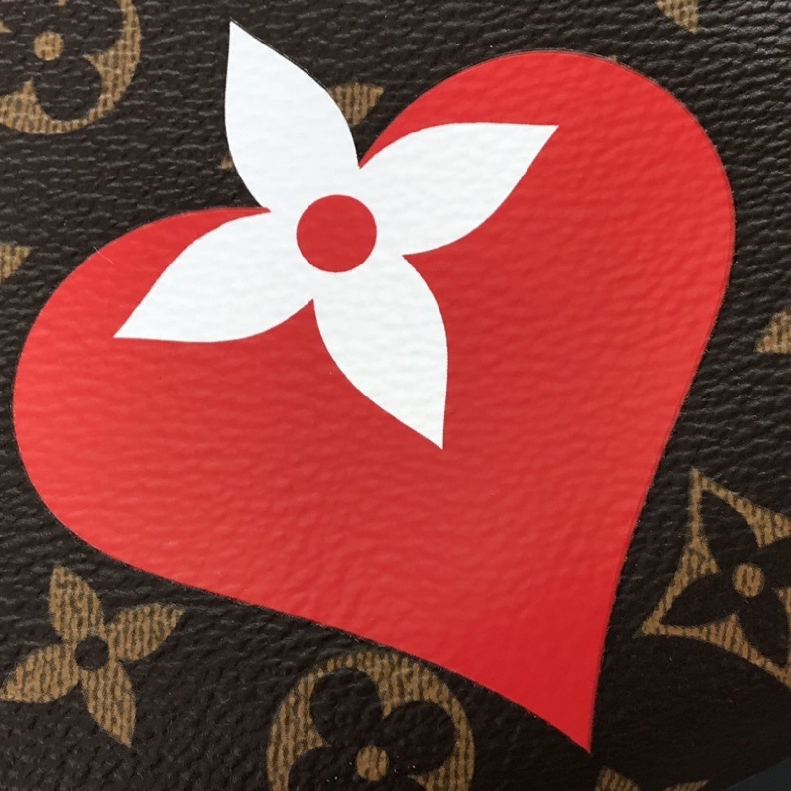LV GAME ON POCHETTE COSMETIQUE M80283