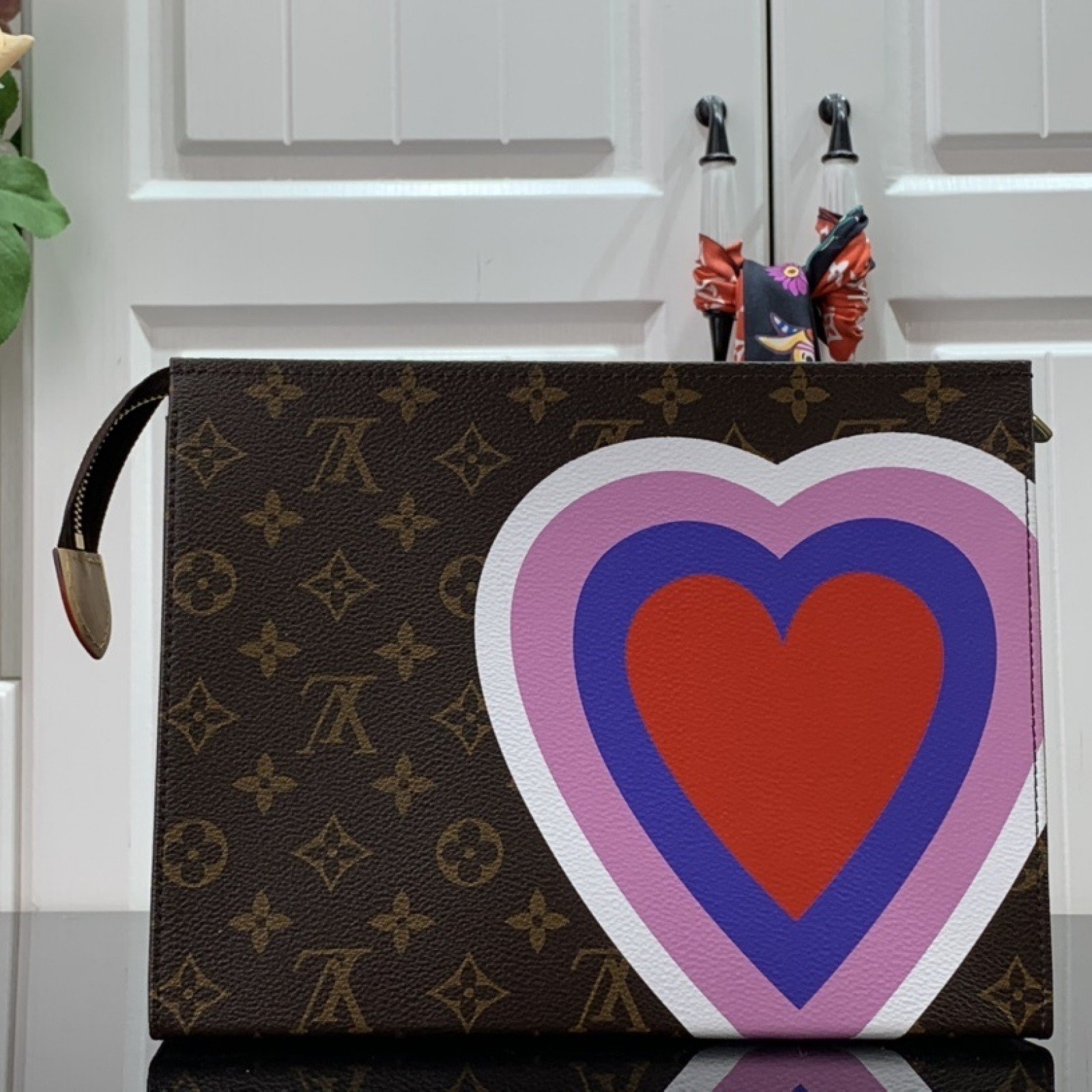 LV GAME ON TOILETRY POUCH 26 M80282