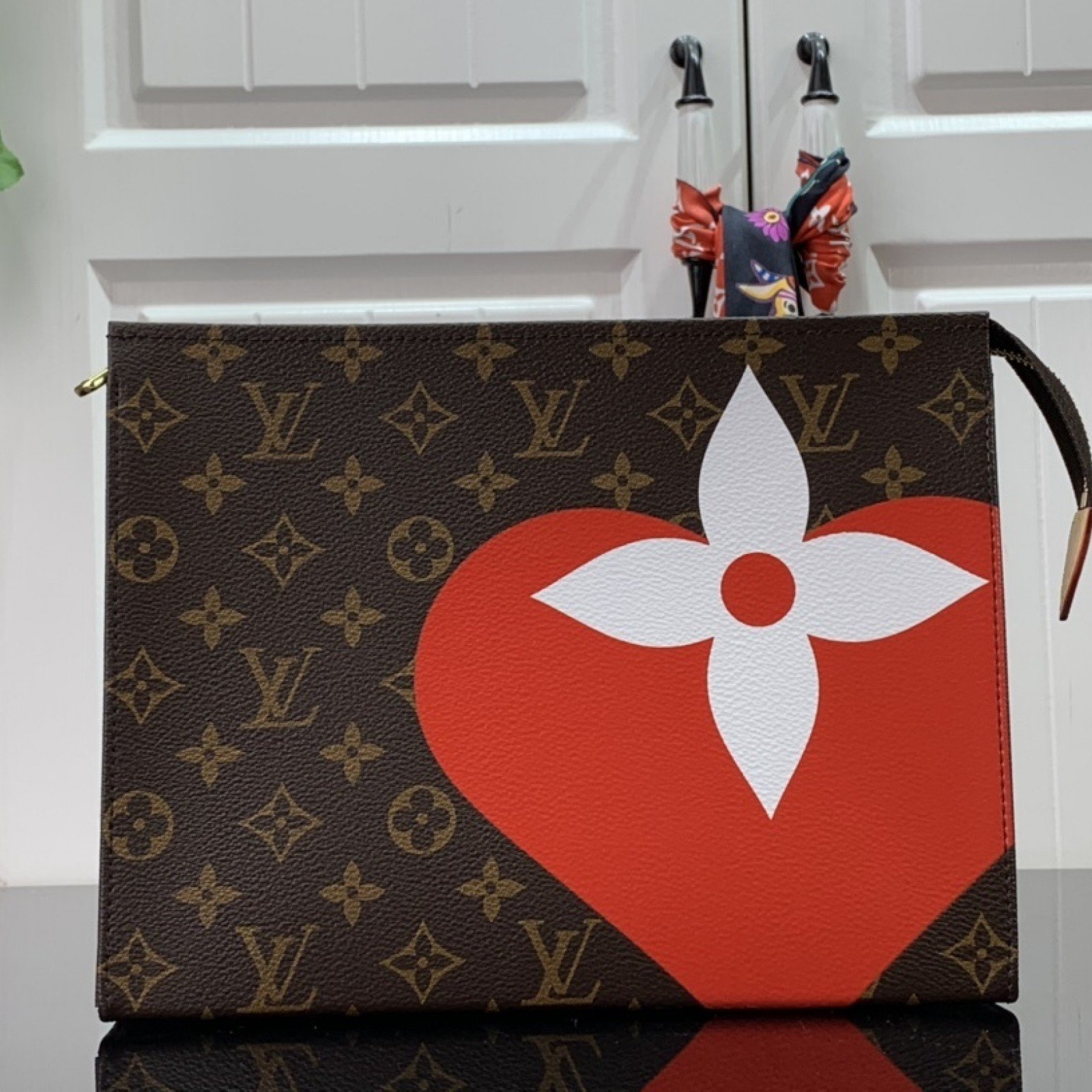 LV GAME ON TOILETRY POUCH 26 M80282