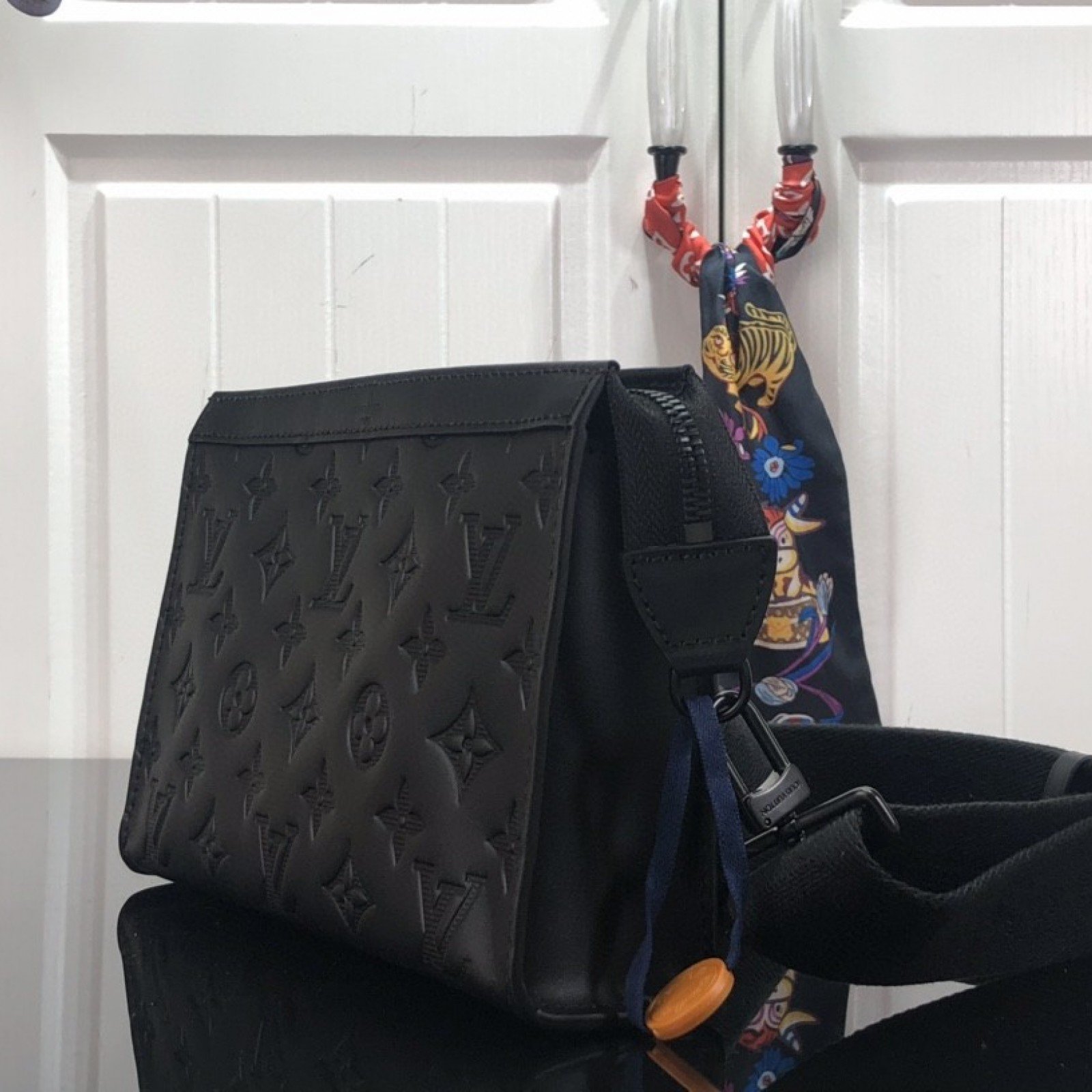 LV GASTON WEARABLE WALLET M81115