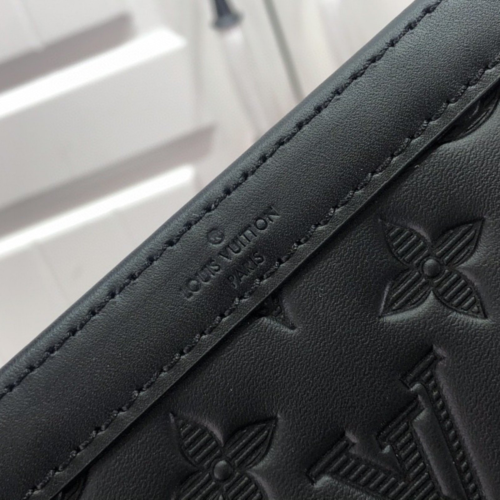 LV GASTON WEARABLE WALLET M81115