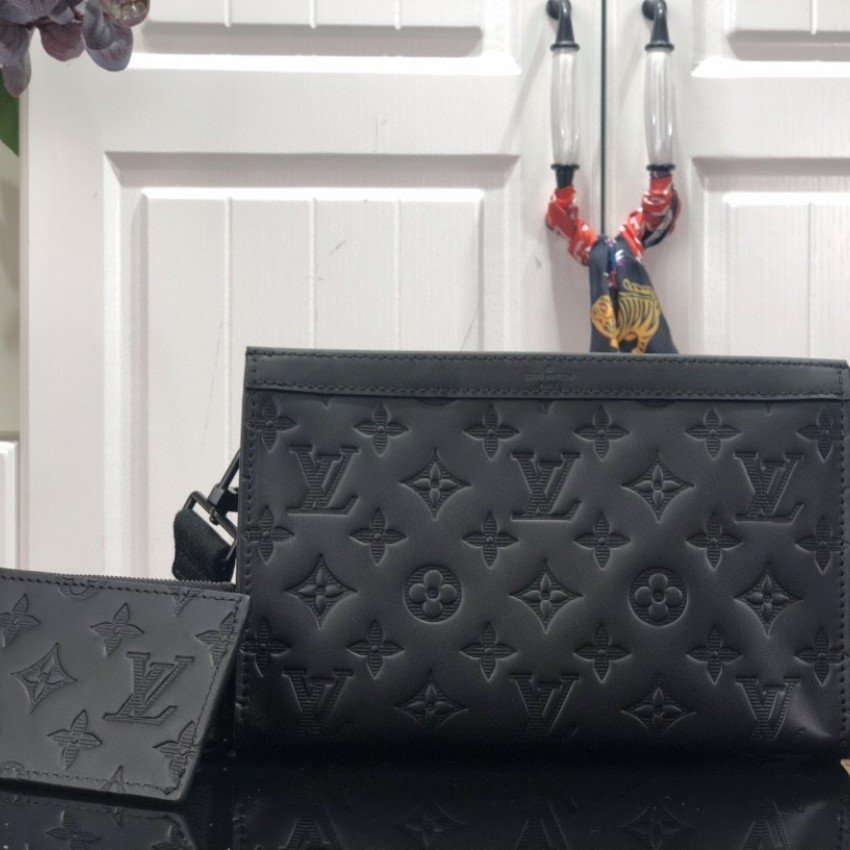 LV GASTON WEARABLE WALLET M81115