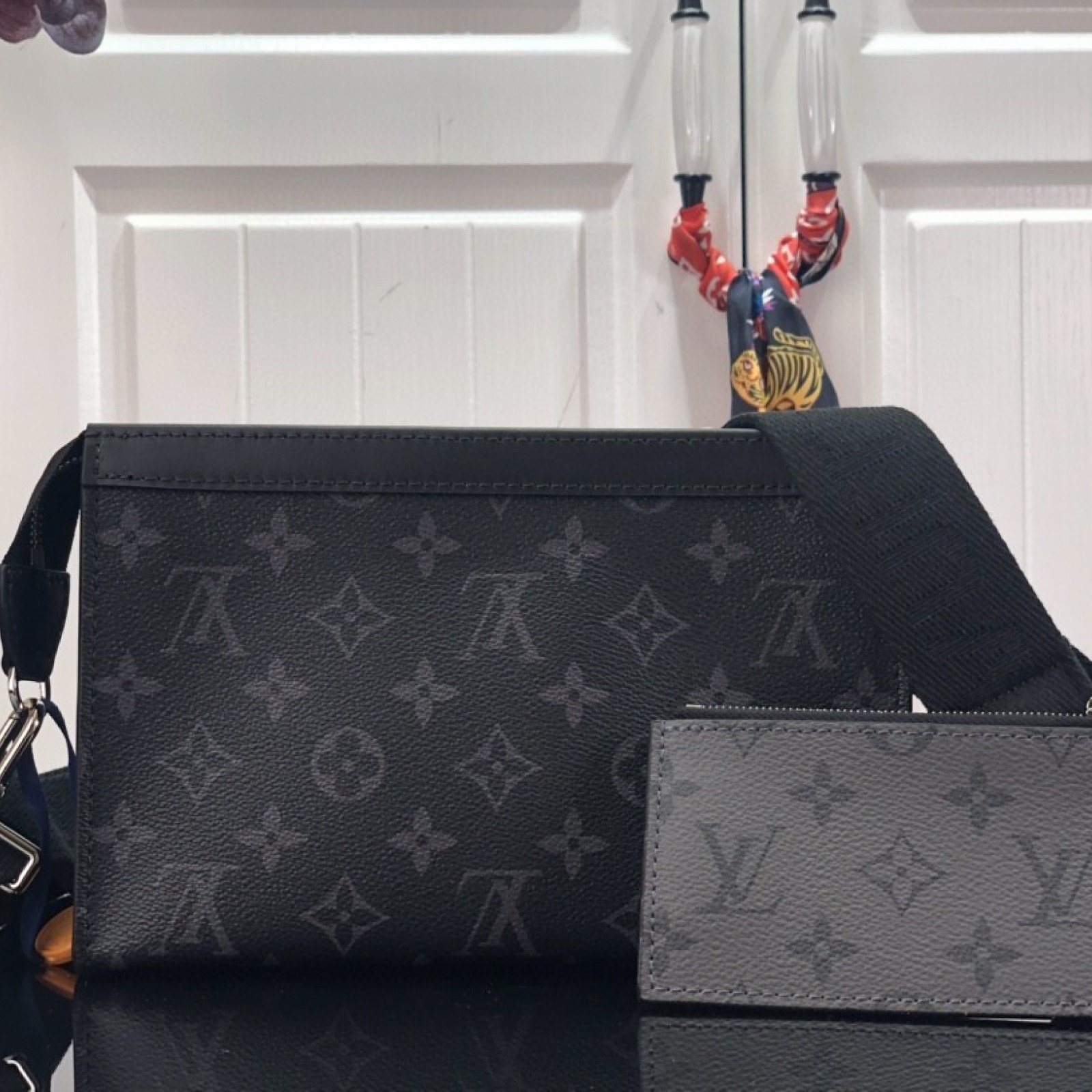LV GASTON WEARABLE WALLET M81124