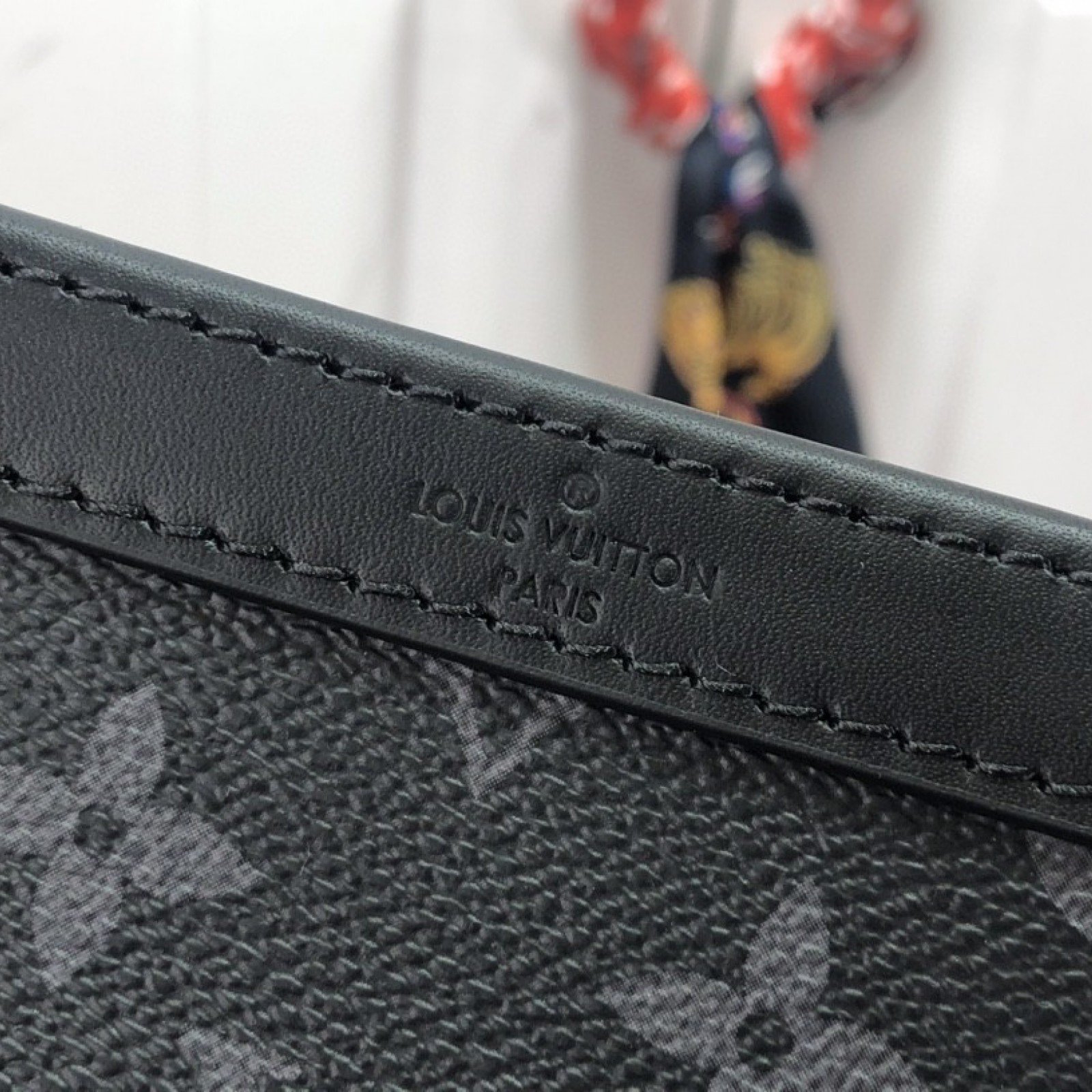 LV GASTON WEARABLE WALLET M81124