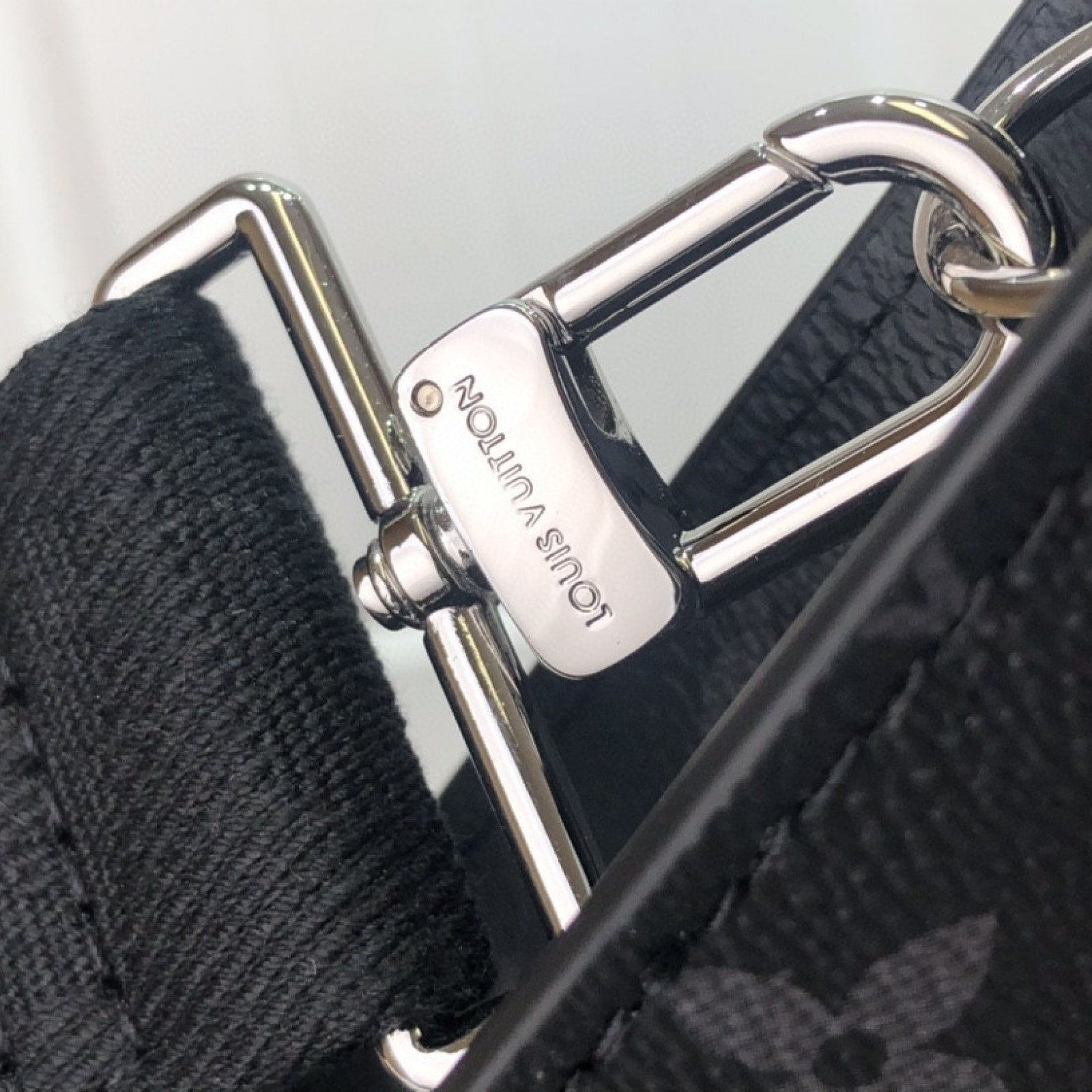 LV GASTON WEARABLE WALLET M81124