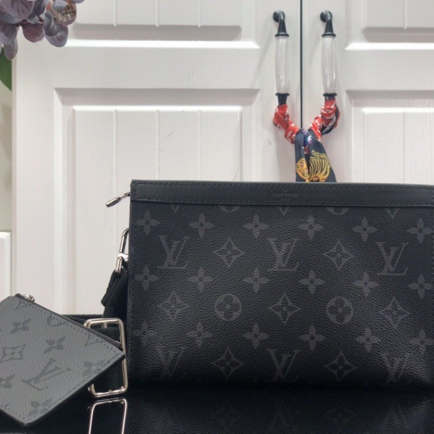 LV GASTON WEARABLE WALLET M81124