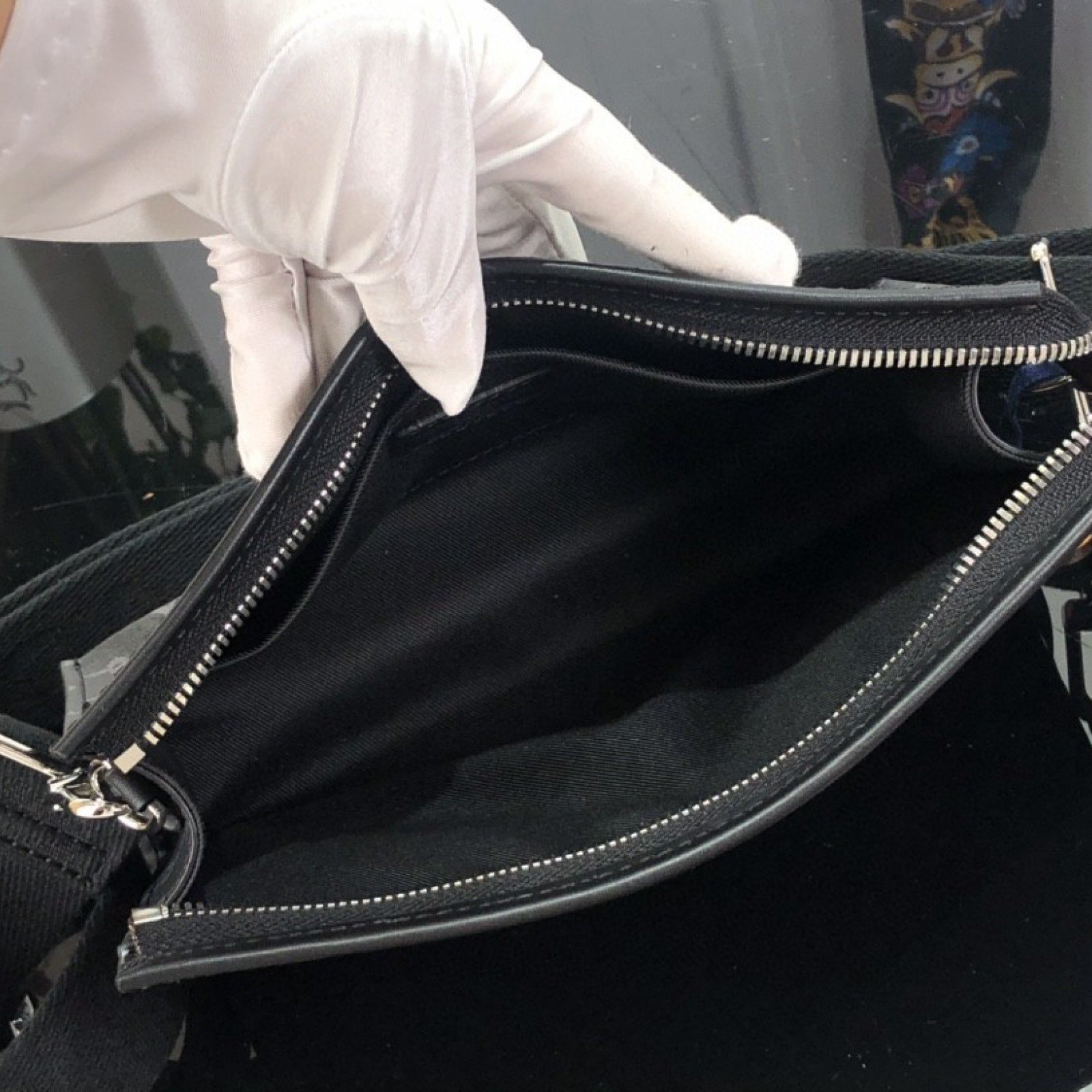 LV GASTON WEARABLE WALLET M81124