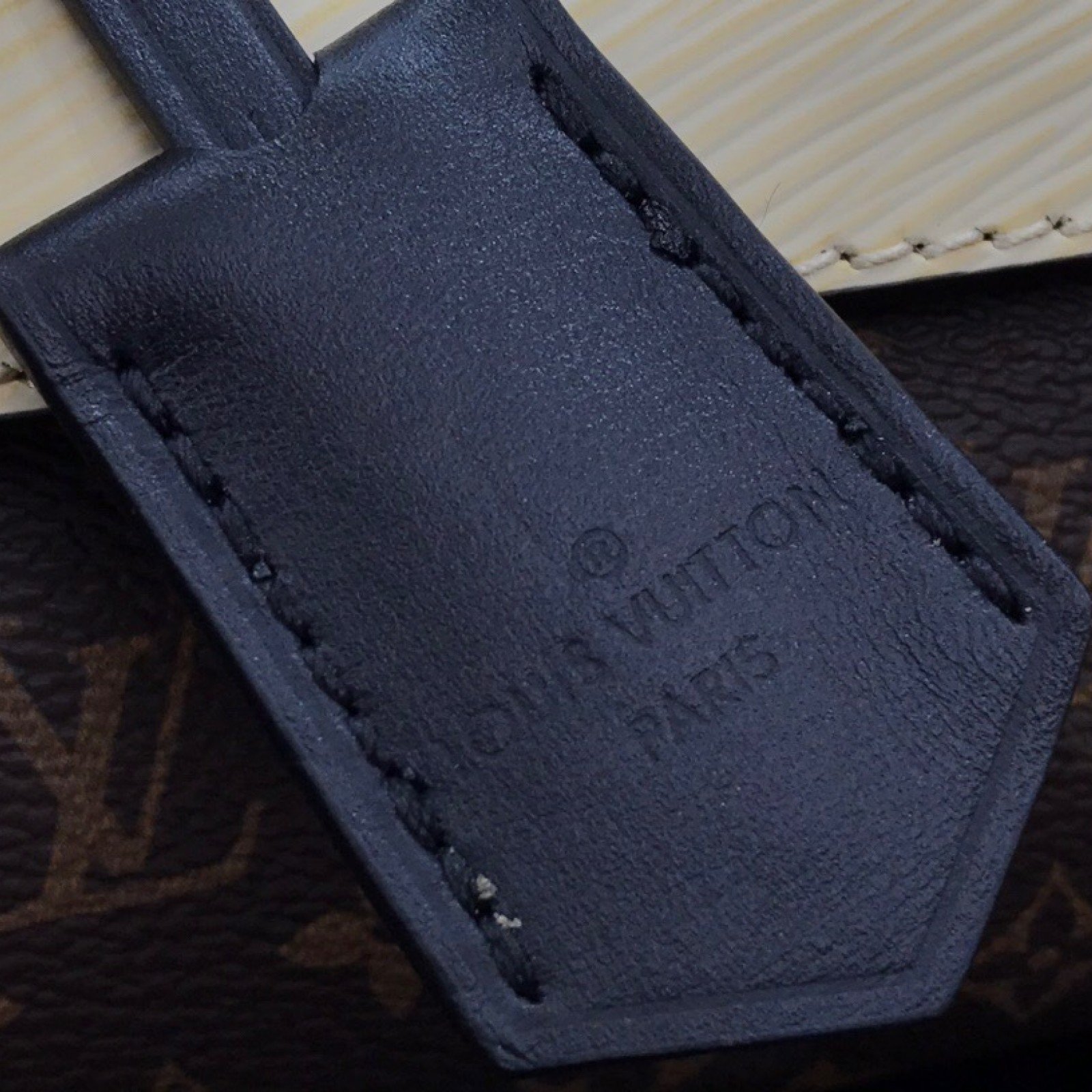 LV GLASSES CASE M43903