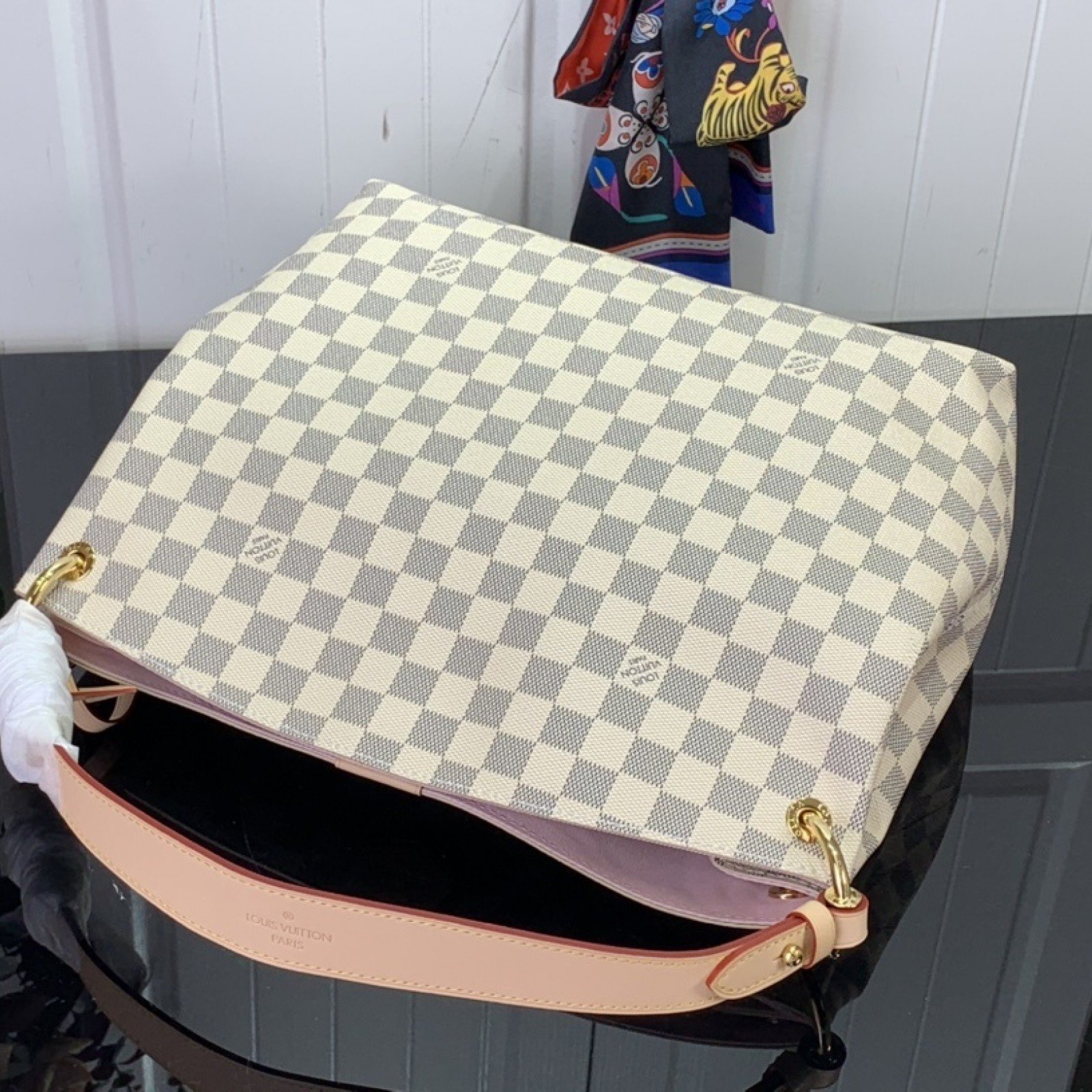 LV GRACEFUL N42233